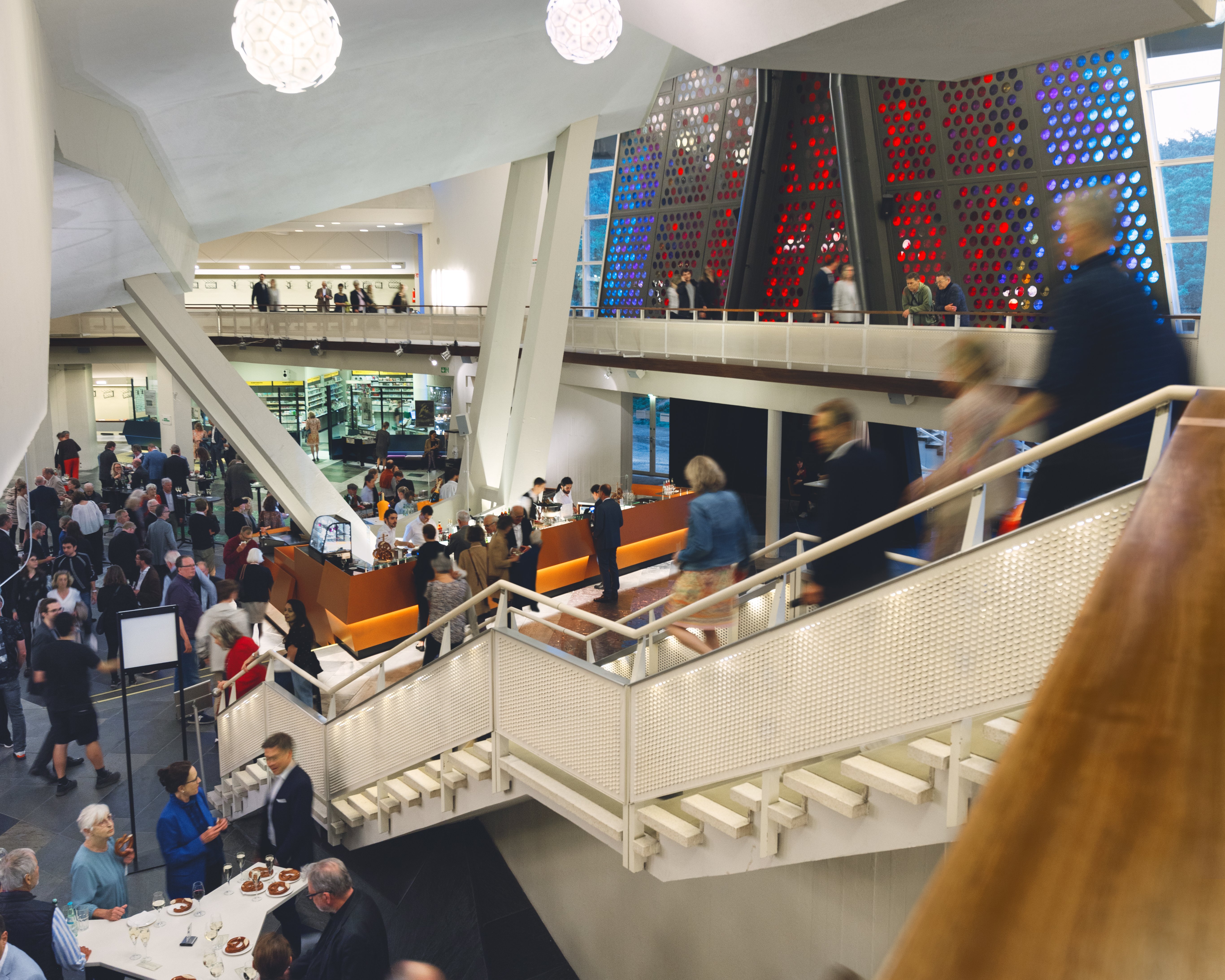 Menschen im Foyer und auf den Treppen der Philharmonie Berlin