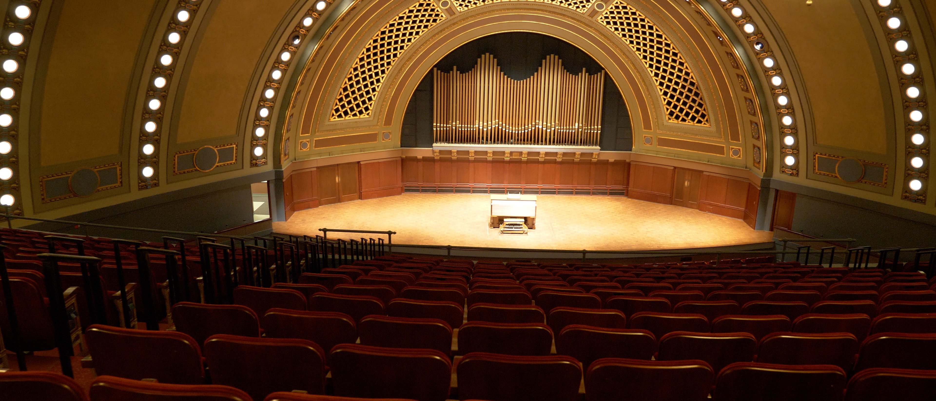 Konzertsaal Ann Arbor mit beleuchteter Kuppelbühne