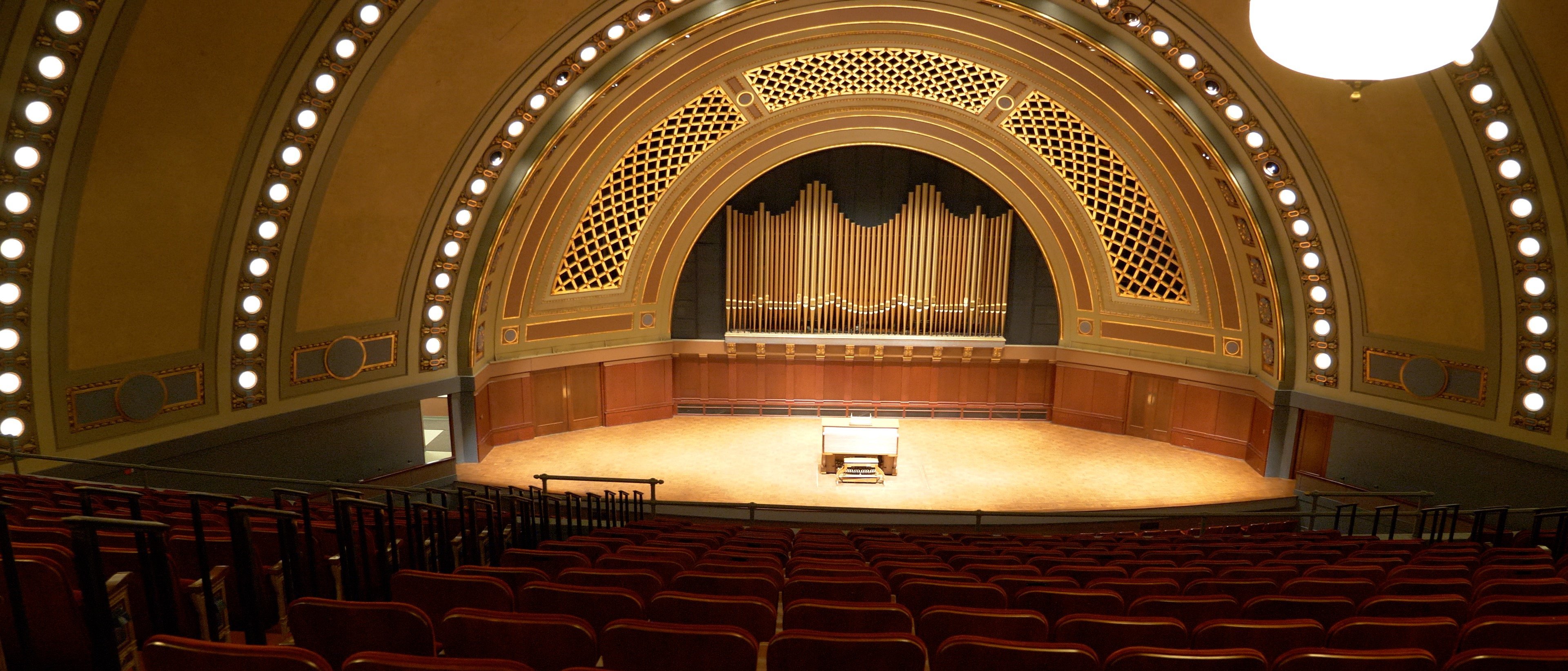 Konzertsaal Ann Arbor mit beleuchteter Kuppelbühne