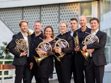 Gruppenfoto mit sieben Hornist*innen