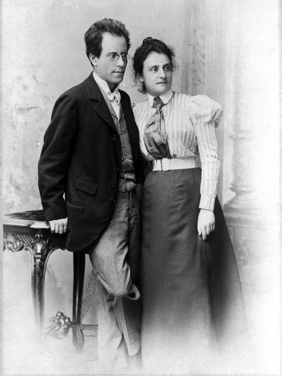 Gustav (left) and Justine Mahler (right), standing next to each other and looking to the right side.