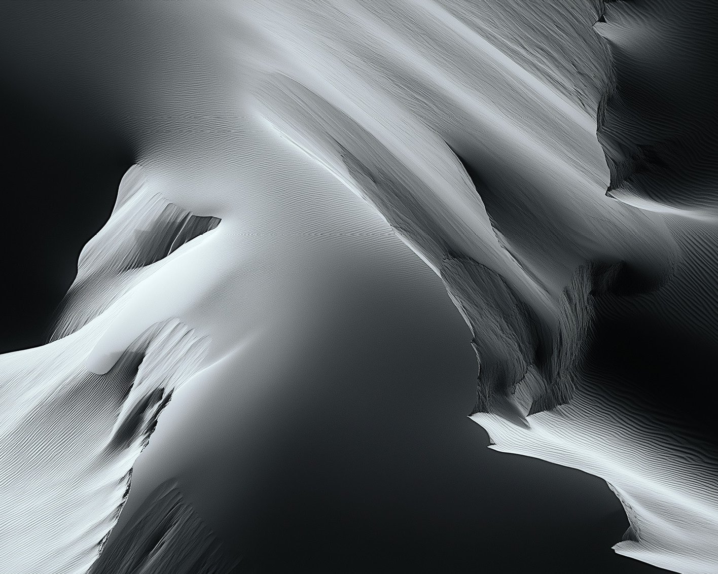 Abstrakte Luftaufnahme von glatten, fließenden Sanddünen oder Bergkämmen mit dramatischen Lichtern und Schatten, die ein monochromes, strukturiertes Landschaftsmuster in Schwarz-, Weiß- und Grautönen erzeugen.