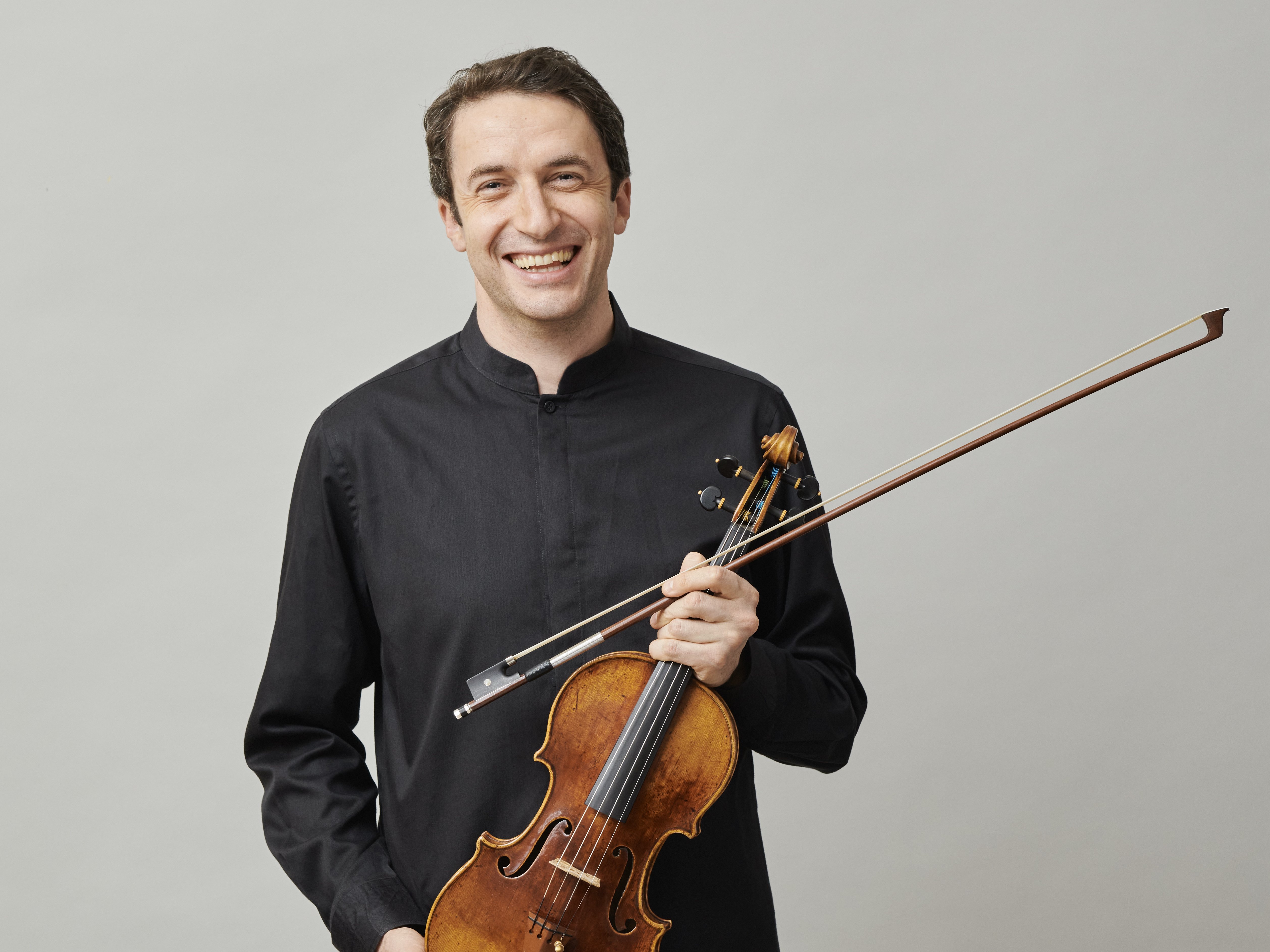 Mann mit Geige in der Hand