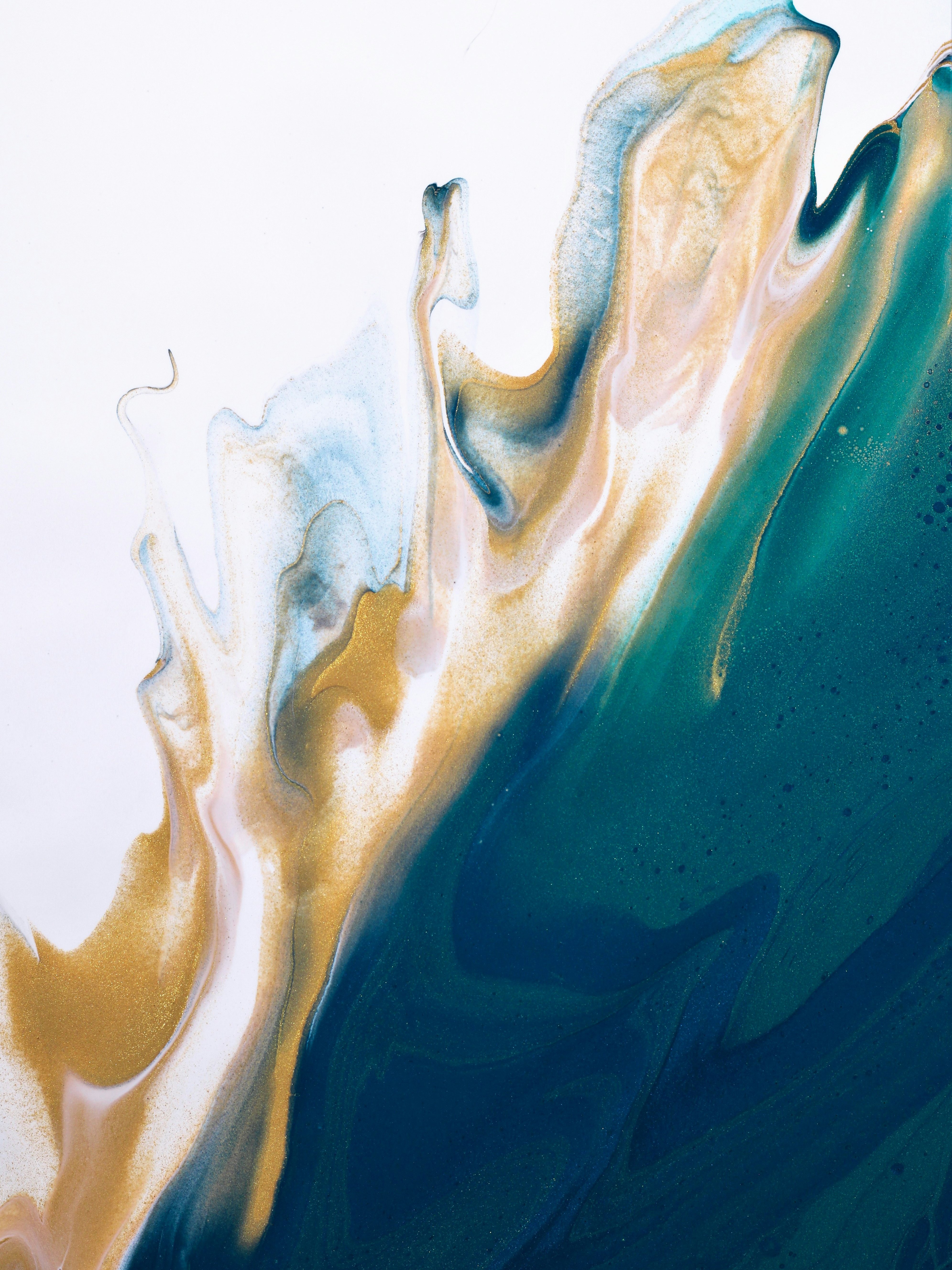 Abstraktes Gemälde mit fließenden Strudeln aus Türkis, Gold und Weiß, die diagonal über die Leinwand verlaufen und einen dynamischen, wellenartigen Effekt mit fließenden, organischen Formen und weichen Übergängen erzeugen.