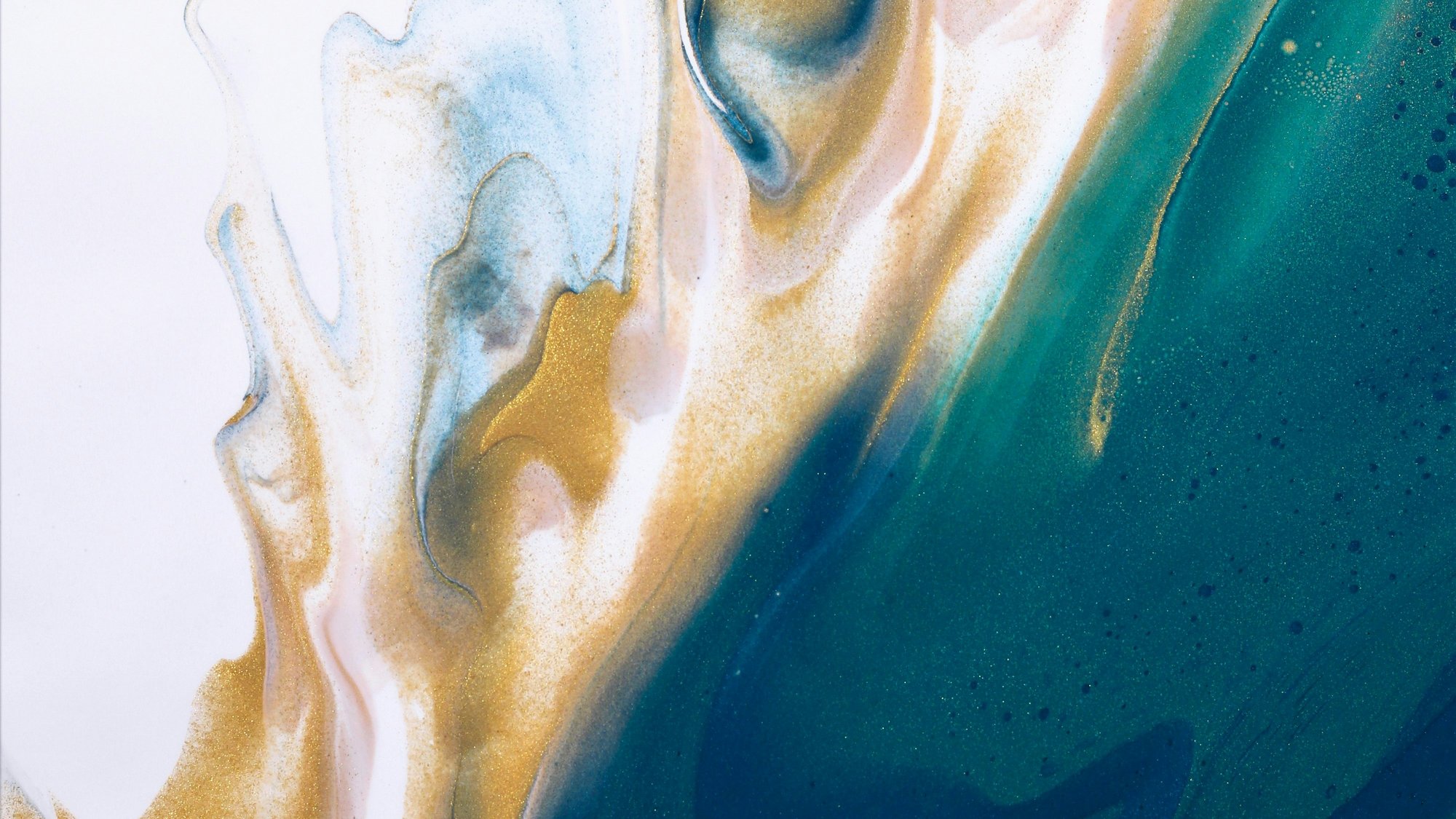 Abstraktes Gemälde mit fließenden Strudeln aus Türkis, Gold und Weiß, die diagonal über die Leinwand verlaufen und einen dynamischen, wellenartigen Effekt mit fließenden, organischen Formen und weichen Übergängen erzeugen.