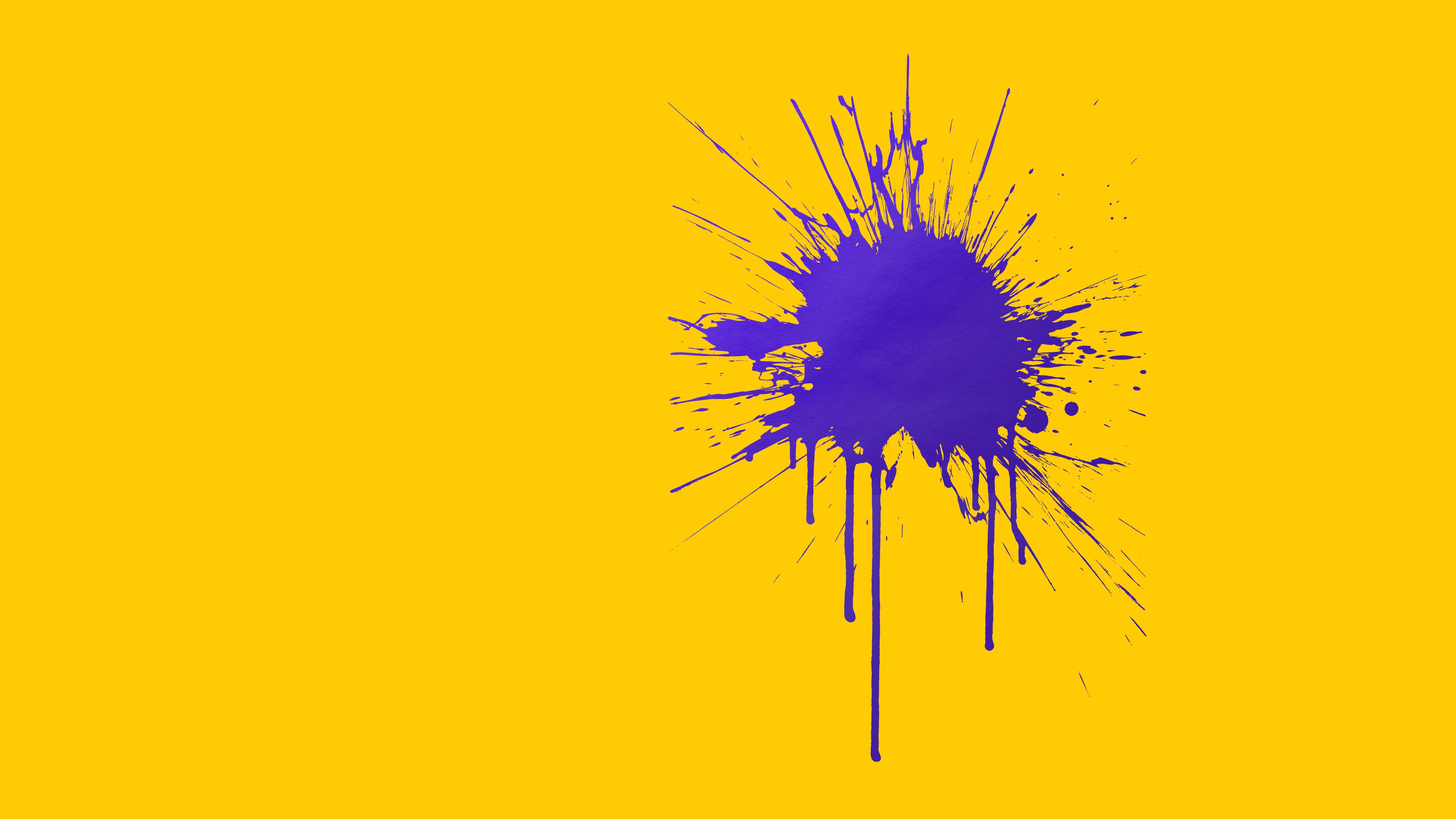 Ein leuchtend violetter Farbspritzer mit Tropfen strahlt von der Mitte aus und steht vor einem kräftigen, leuchtend gelben Hintergrund. Der Spritzer ist leicht nach rechts versetzt.