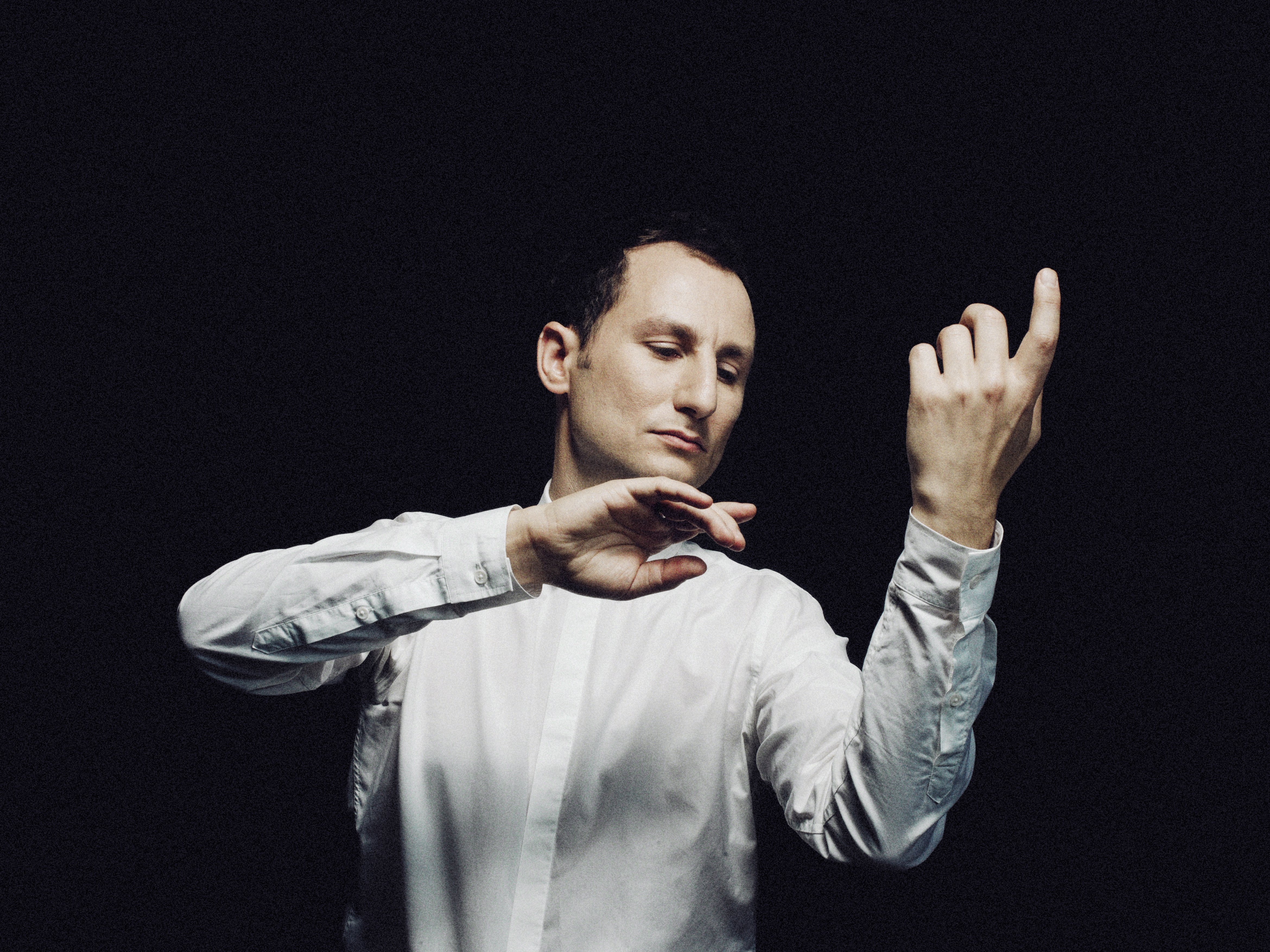 Antoine Tamestit hält imaginär sein Instrument in den Händen.