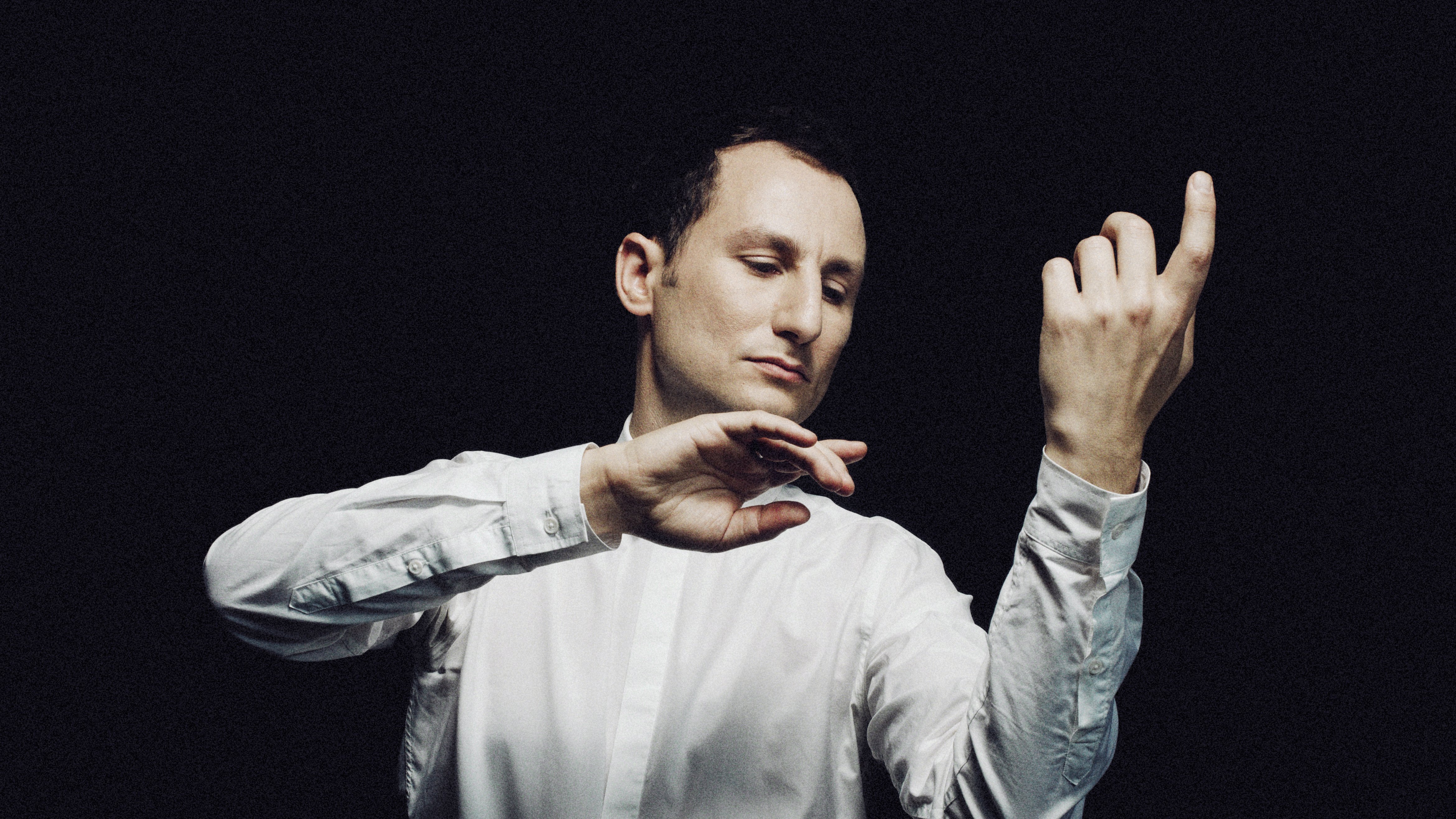 Antoine Tamestit is holding his imaginary instrument in his hands.