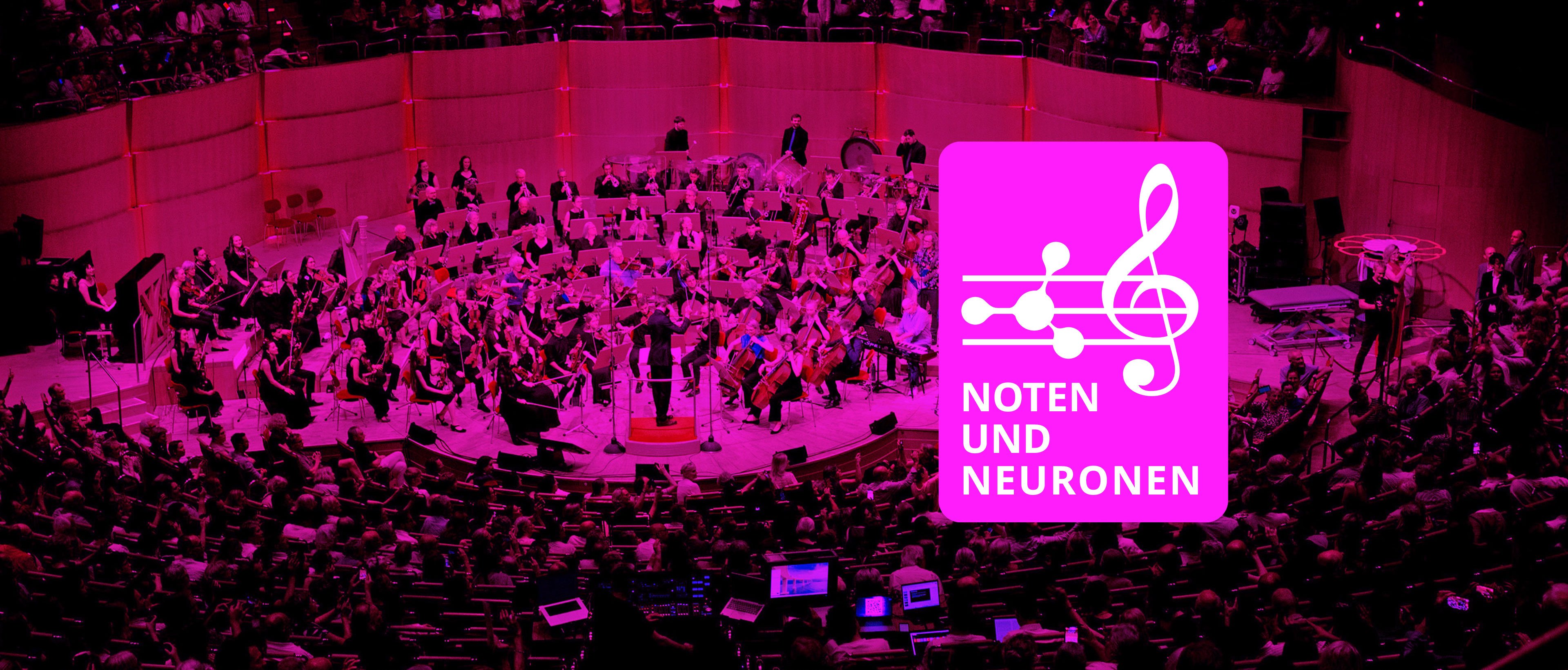 Ein Orchester tritt auf der Bühne eines großen Konzertsaals auf, überlagert von einem leuchtend rosa Quadrat mit dem Logo und dem Schriftzug NOTEN UND NEURONEN.