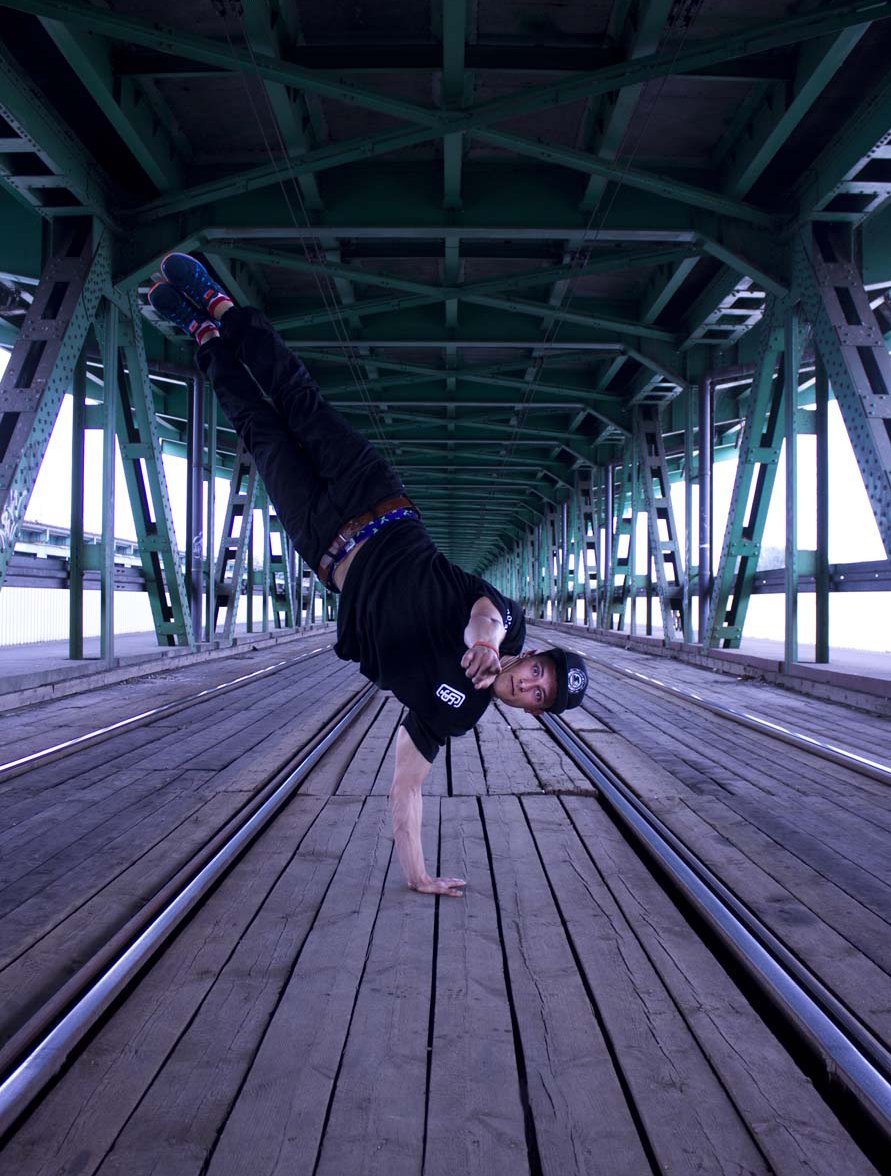 Jakub Józef Orliński is doing a one-handed handstand.