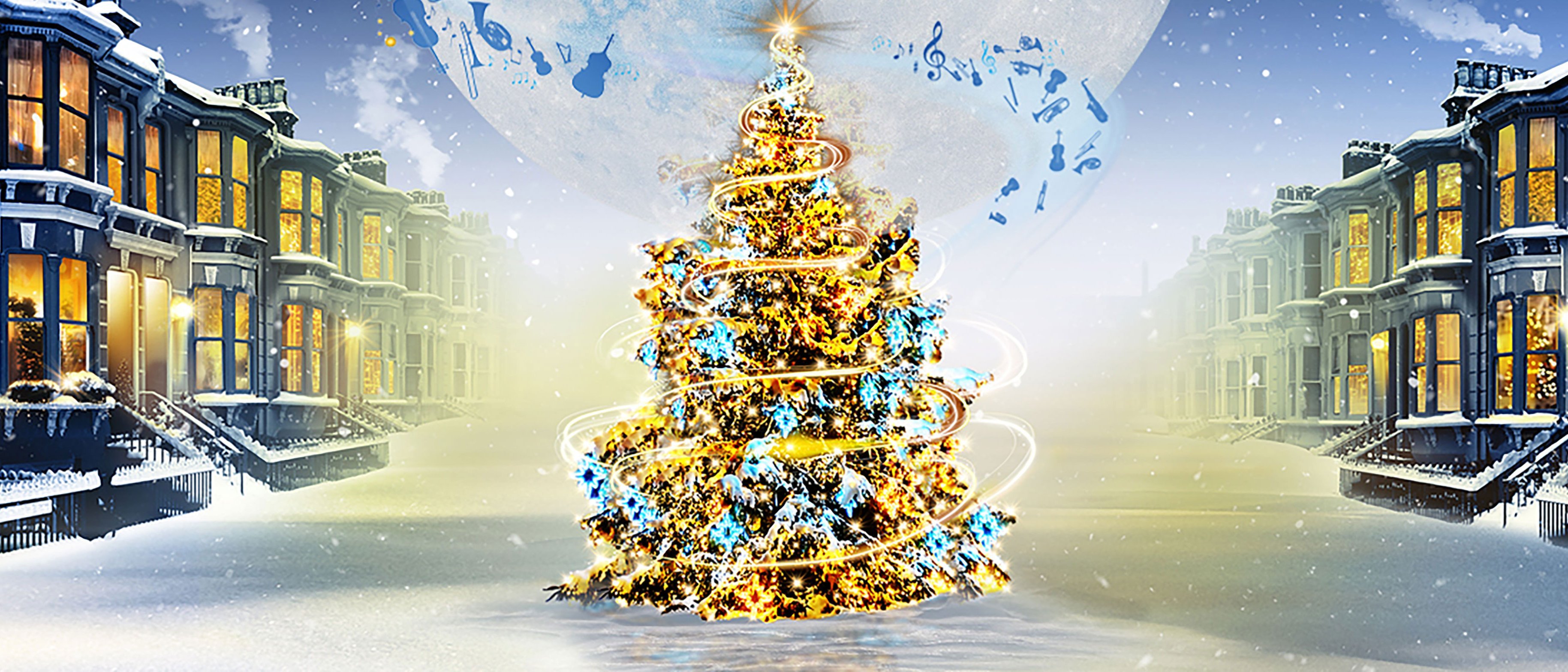 Ein hell erleuchteter Weihnachtsbaum mit goldenen Lichtern und Ornamenten steht auf einer verschneiten Straße zwischen nächtlichen Häuserzeilen, mit leuchtenden Fenstern und einem großen, musikalischen Mond am Himmel darüber.