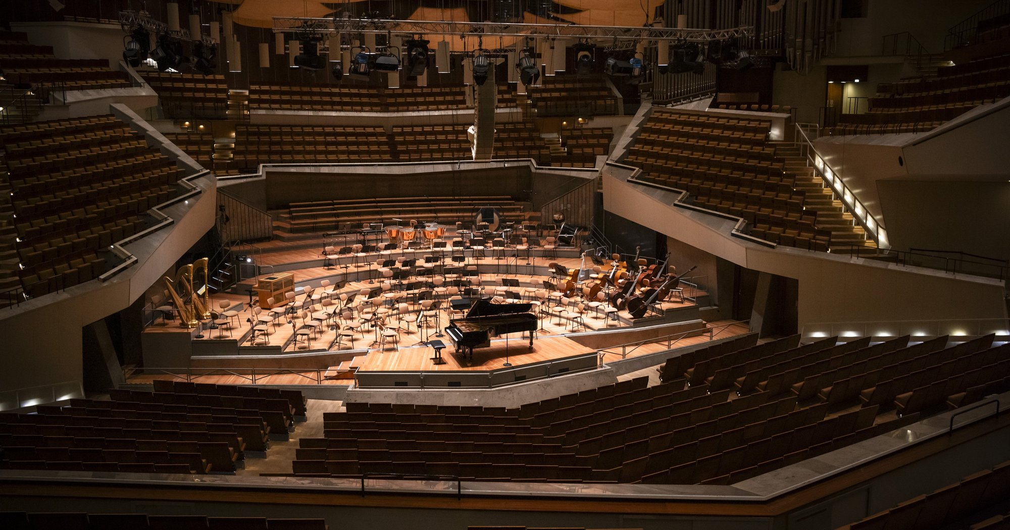 How do they get the grand piano onto the stage? | Berliner