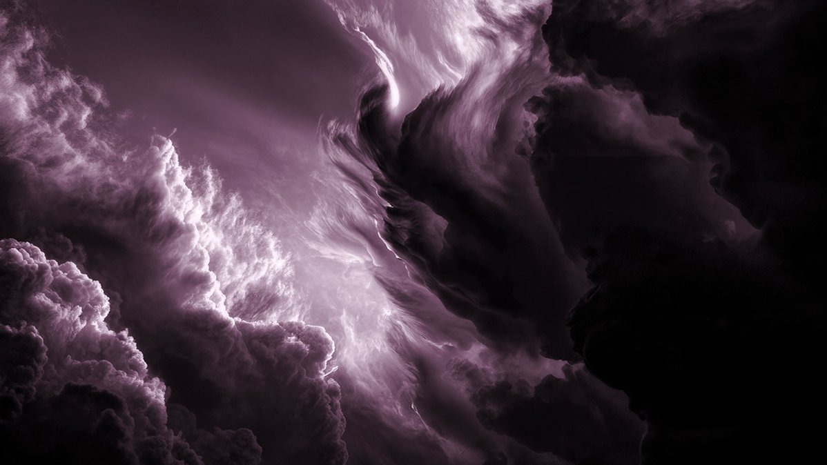 Lila gefärbte Wolken wirbeln dramatisch am Himmel, und helles Licht beleuchtet Teile der dichten, stürmischen Formationen und schafft eine ätherische und intensive Atmosphäre.