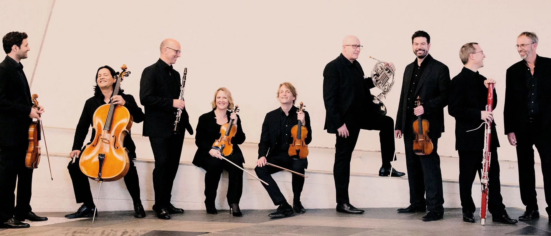 Ein Foto des Scharoun Ensembles Berlin mit seinen neun Mitgliedern.