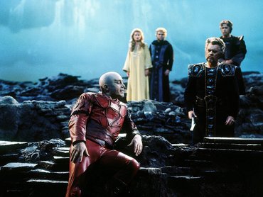 Szene aus Wagners Oper „Das Rheingold» mit Sängerinnen und Sängern auf der Bühne.