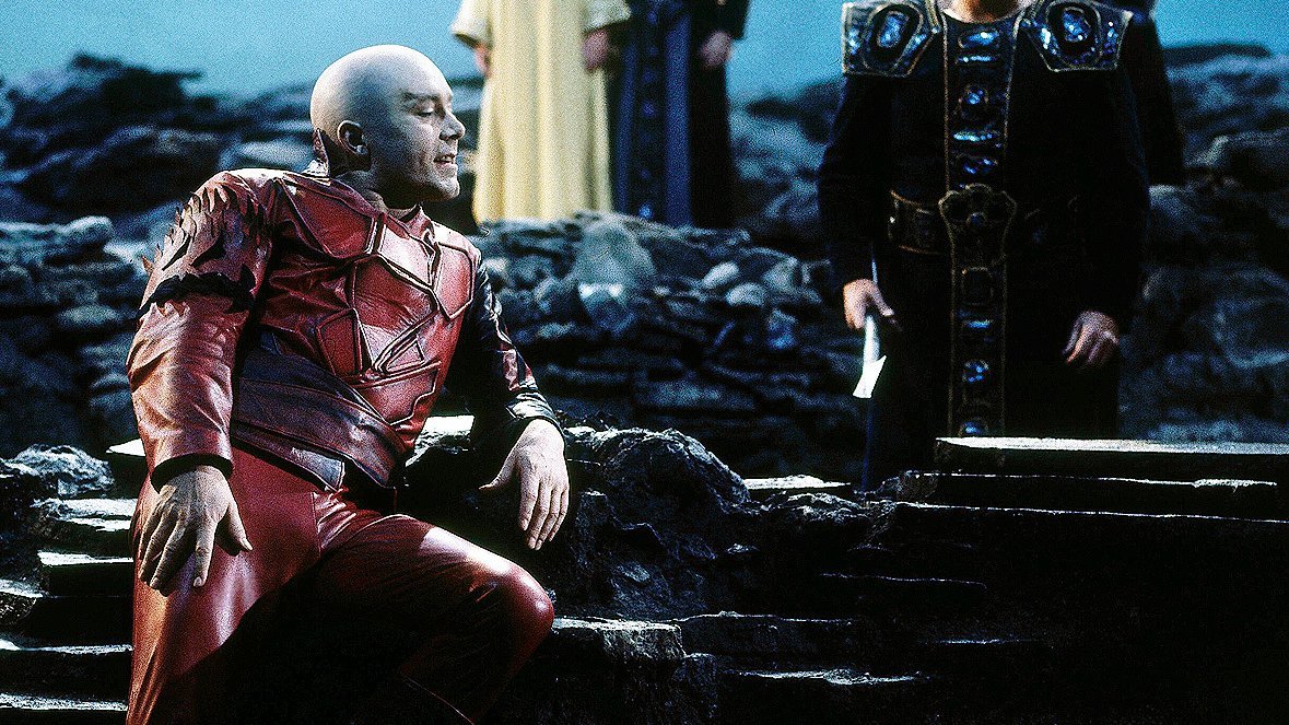 Szene aus Wagners Oper „Das Rheingold» mit Sängerinnen und Sängern auf der Bühne.