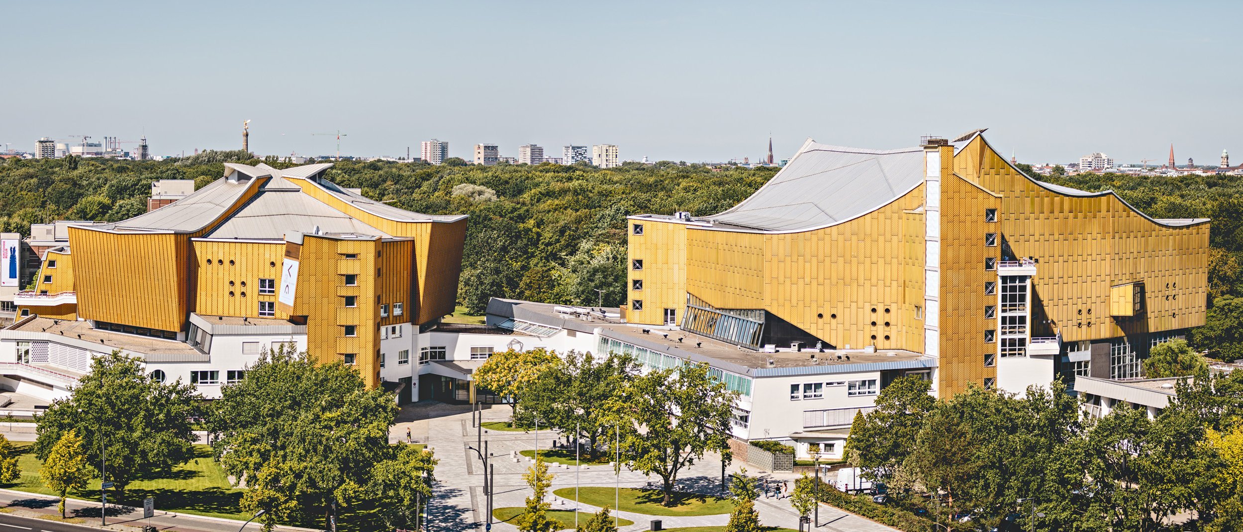 Blick auf den Großen Saal und den Kammermusiksaal der Philharmonie Berlin aus Richtungs Potsdamer Platz.