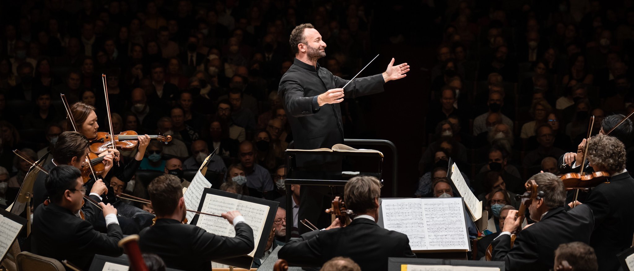 Kirill Petrenko steht am Dirigentenpult und dirigiert die Berliner Philharmoniker