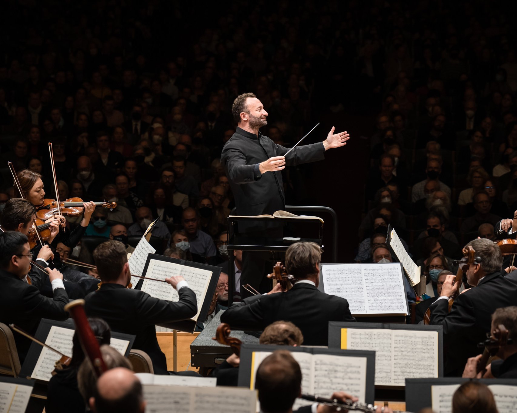 Kirill Petrenko steht am Dirigentenpult und dirigiert die Berliner Philharmoniker