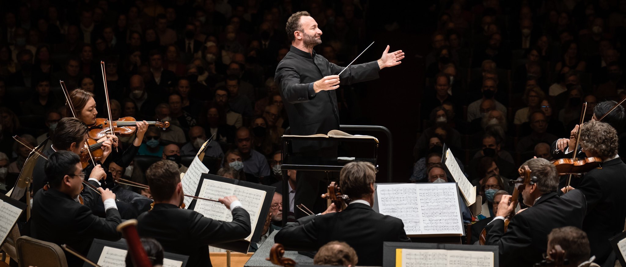 Kirill Petrenko stands at the conductor’s desk and conducts the Berliner Philharmoniker