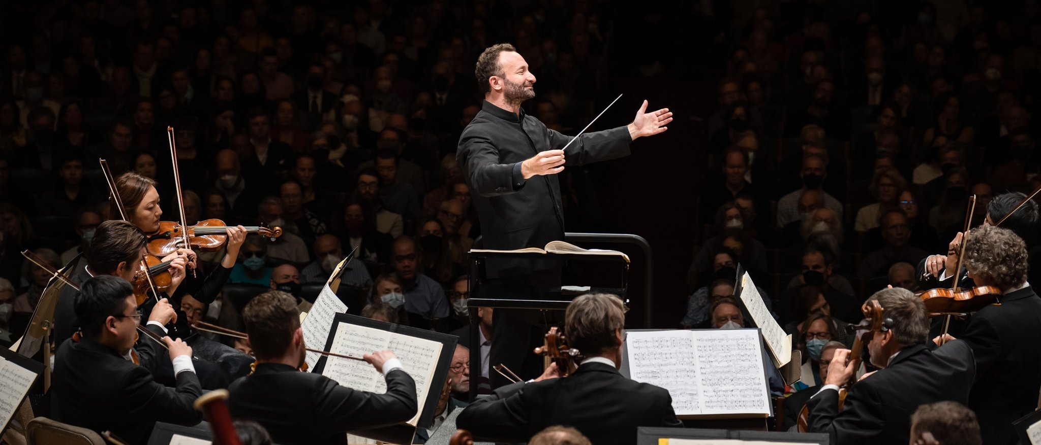 Kirill Petrenko stands at the conductor’s desk and conducts the Berliner Philharmoniker
