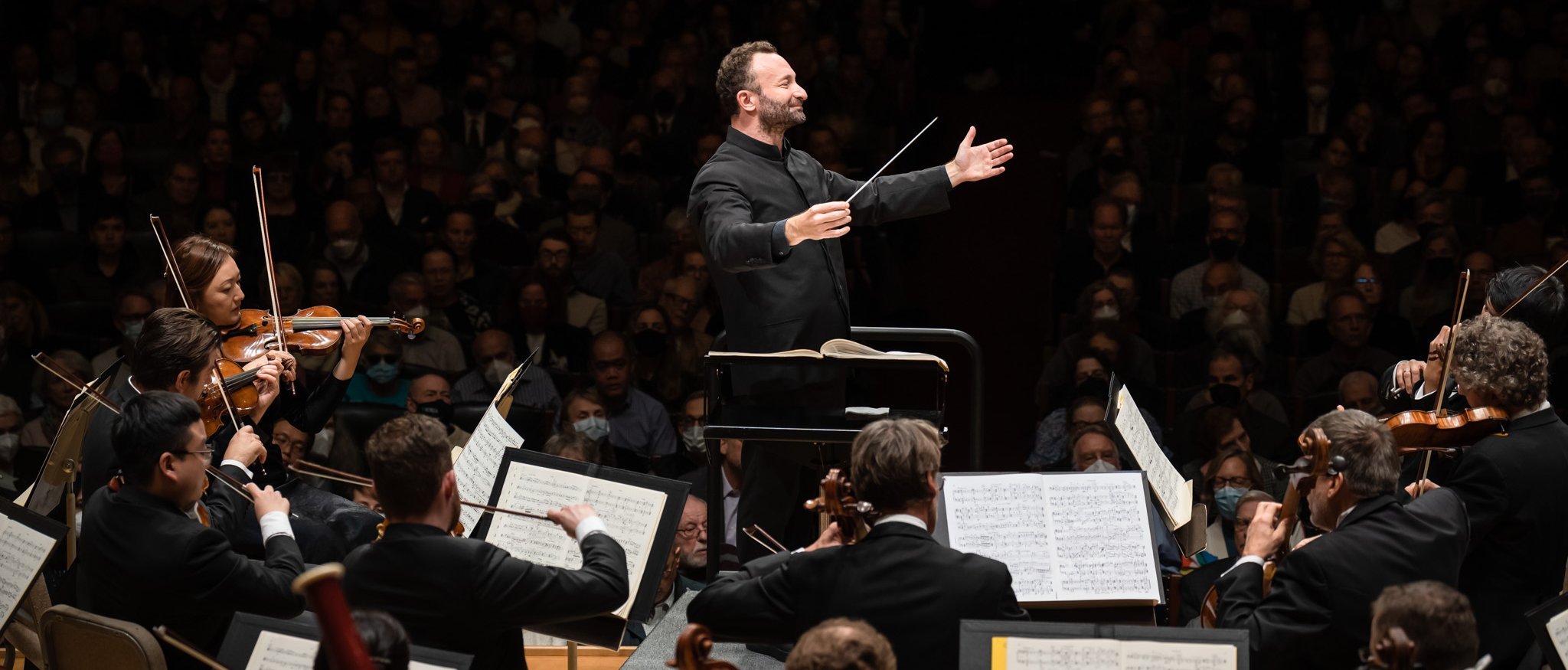 Kirill Petrenko steht am Dirigentenpult und dirigiert die Berliner Philharmoniker