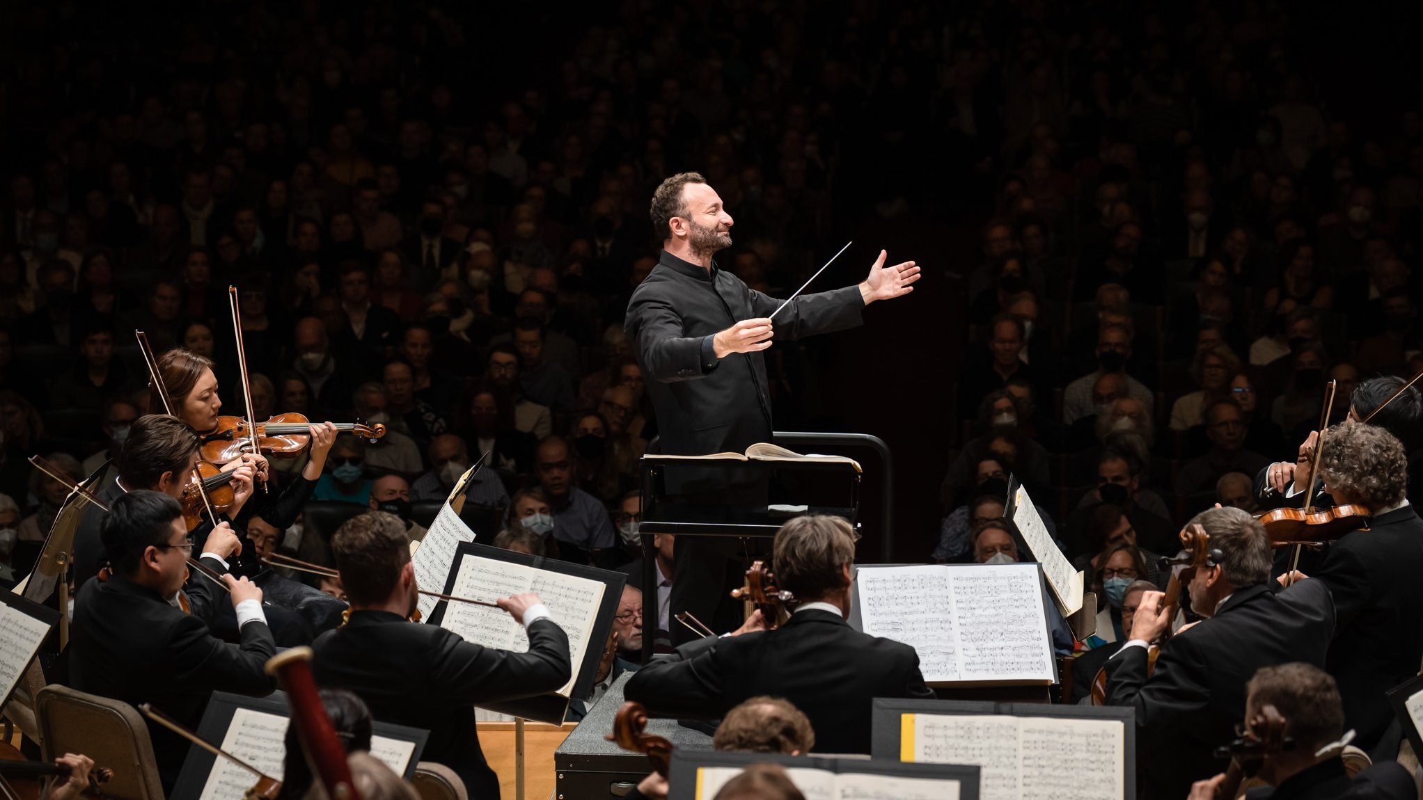 Kirill Petrenko steht am Dirigentenpult und dirigiert die Berliner Philharmoniker