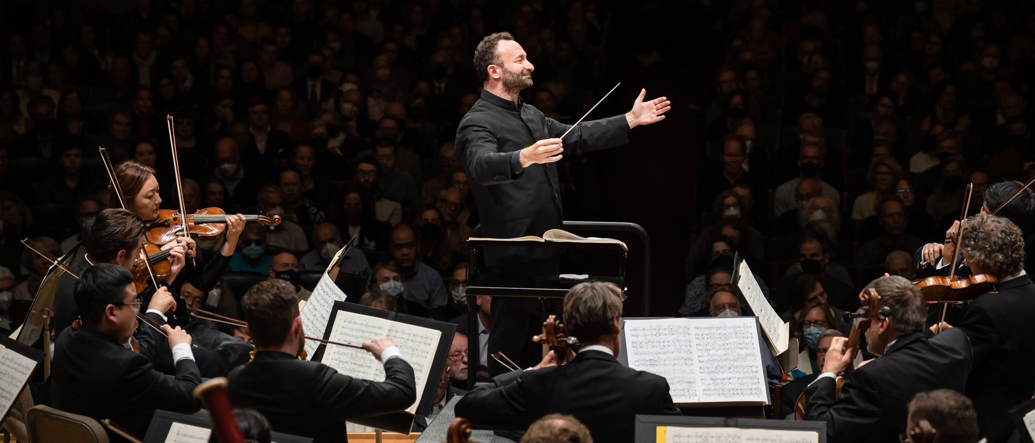 Kirill Petrenko steht am Dirigentenpult und dirigiert die Berliner Philharmoniker