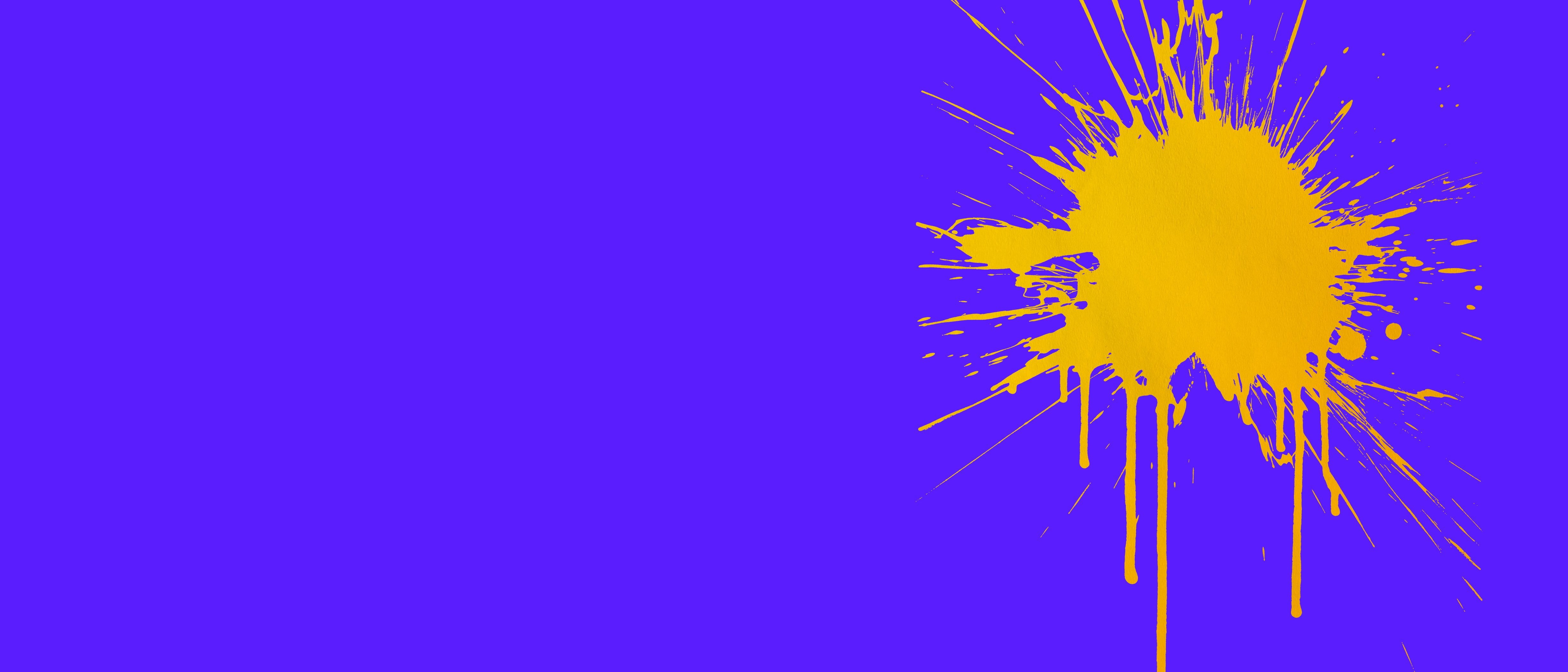 Ein leuchtend gelber Farbspritzer mit Tropfen strahlt von der rechten Mitte eines einfarbig blauen Hintergrunds aus.