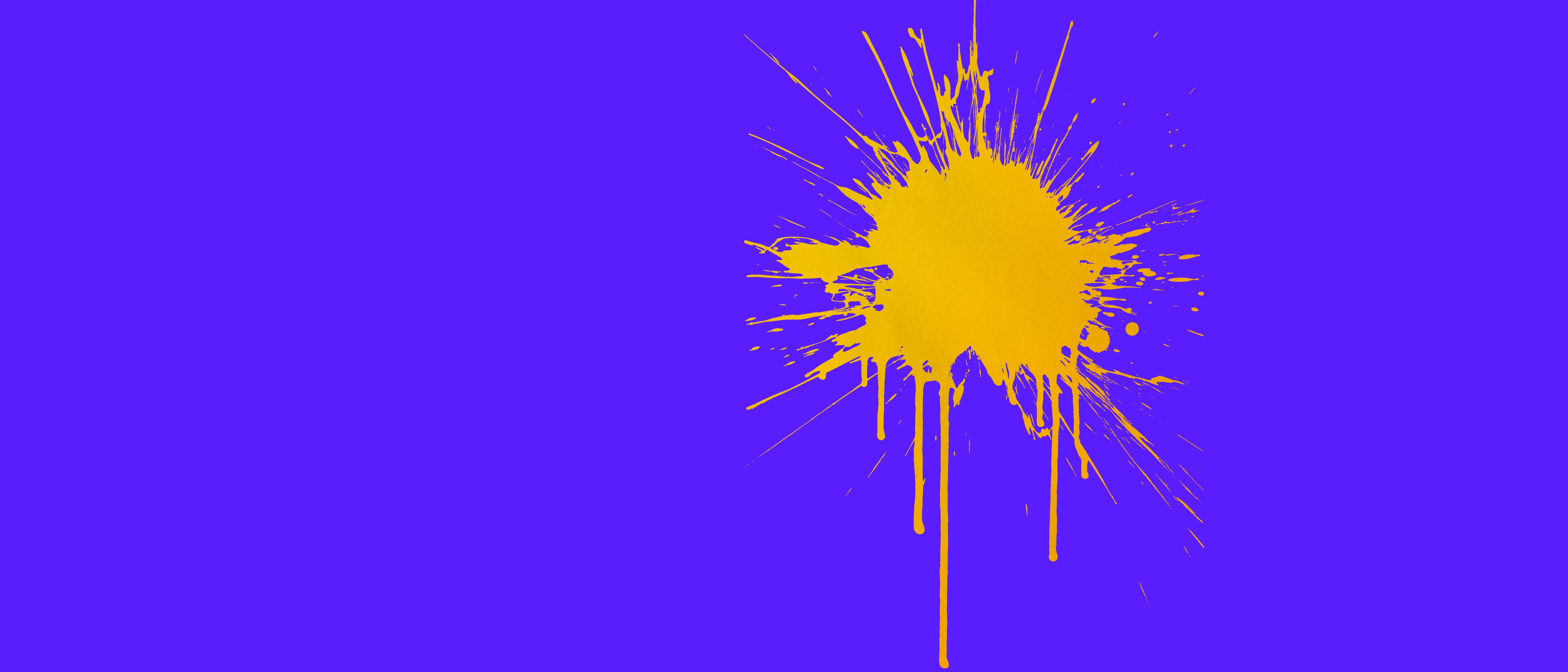 Ein leuchtend gelber Farbspritzer mit Tropfen strahlt von der rechten Mitte eines einfarbig blauen Hintergrunds aus.