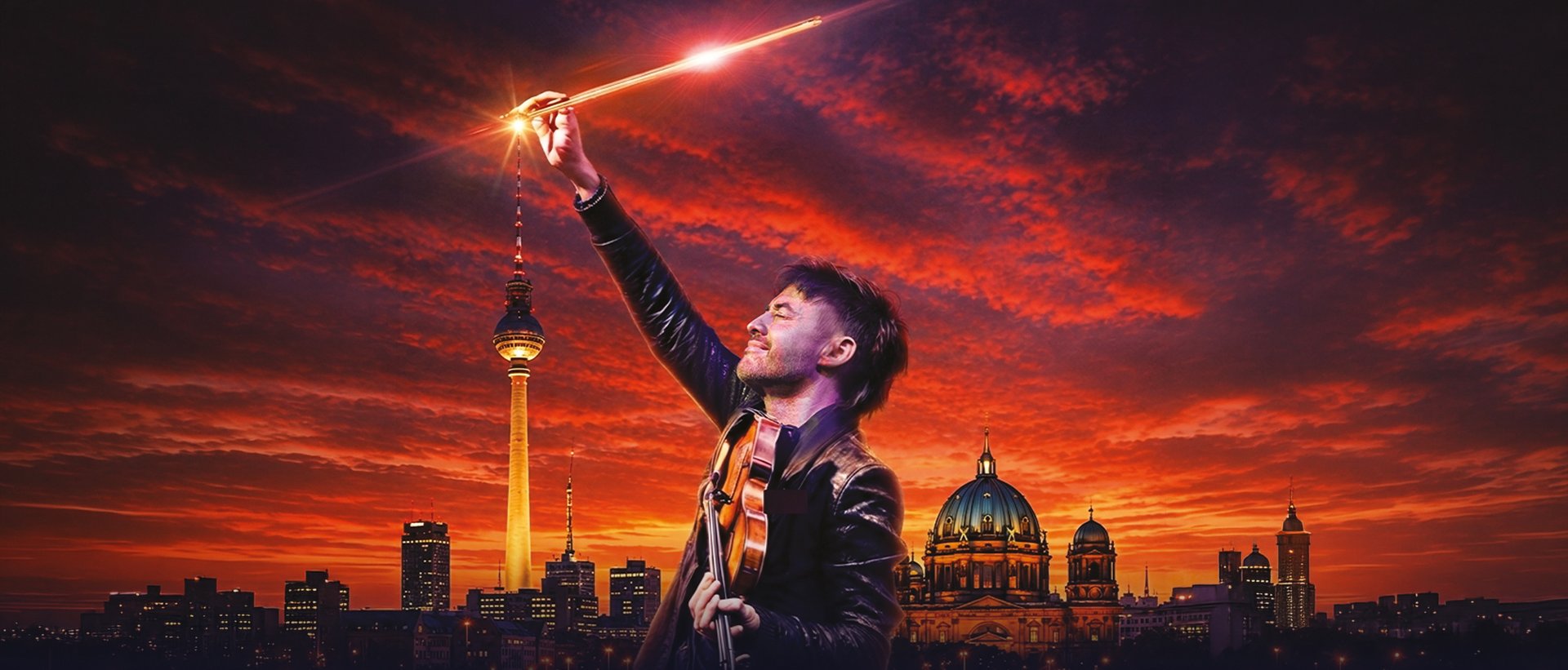 Ein Mann, der eine Geige in der Hand hält, hebt seinen Bogen, aus dem Licht strahlt, vor dem Hintergrund einer dramatischen Stadtkulisse bei Sonnenuntergang mit einem hohen Turm und einem Kuppelbau.