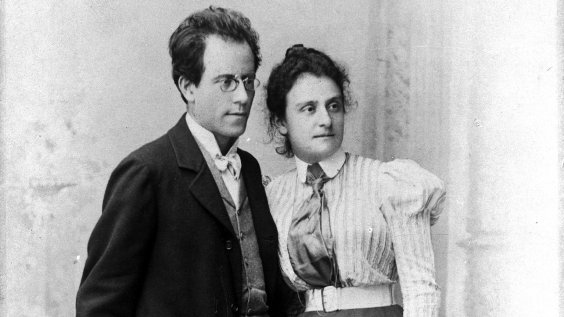 Gustav (left) and Justine Mahler (right), standing next to each other and looking to the right side.