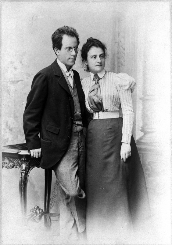 Gustav (links) und Justine Mahler (rechts), nebeneinander stehend und zur rechten Seite blickend.
