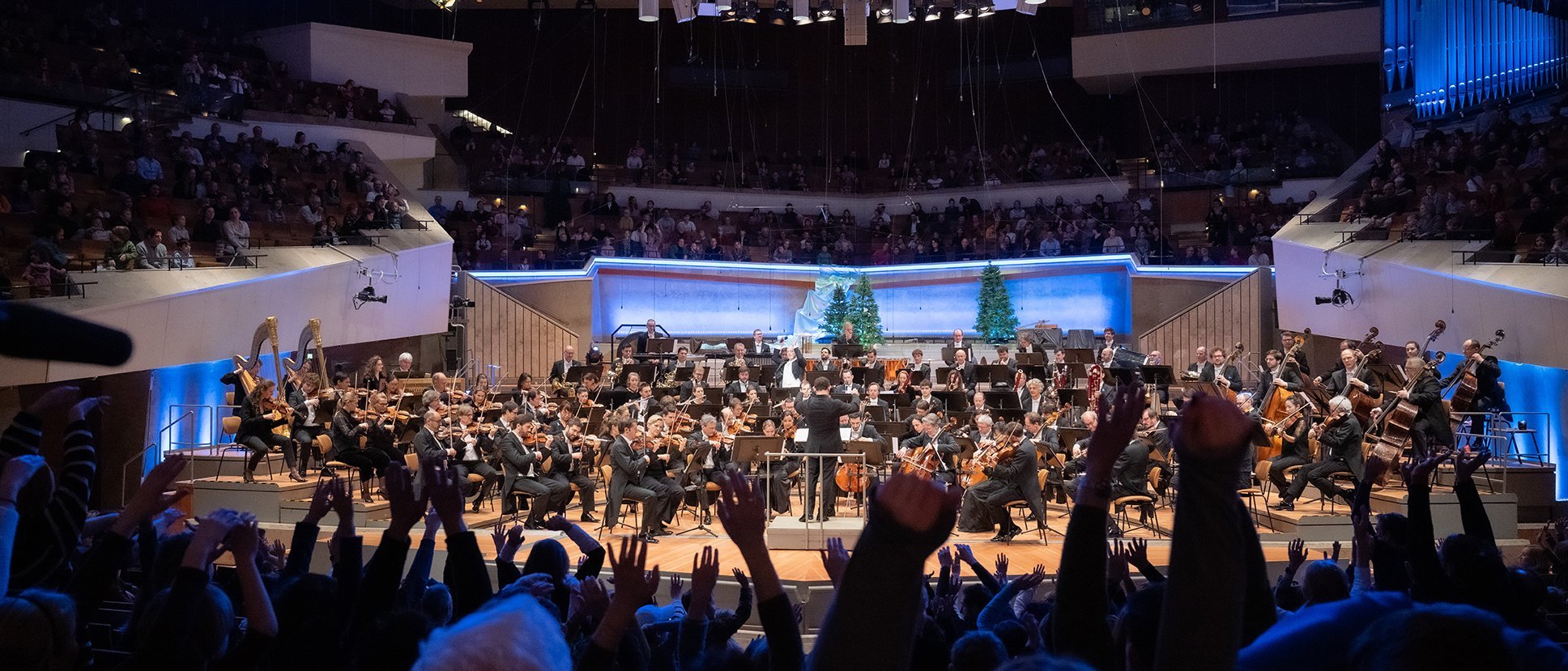Blick auf die Bühne der Philharmonie Berlin, Publikum im Vordergrund