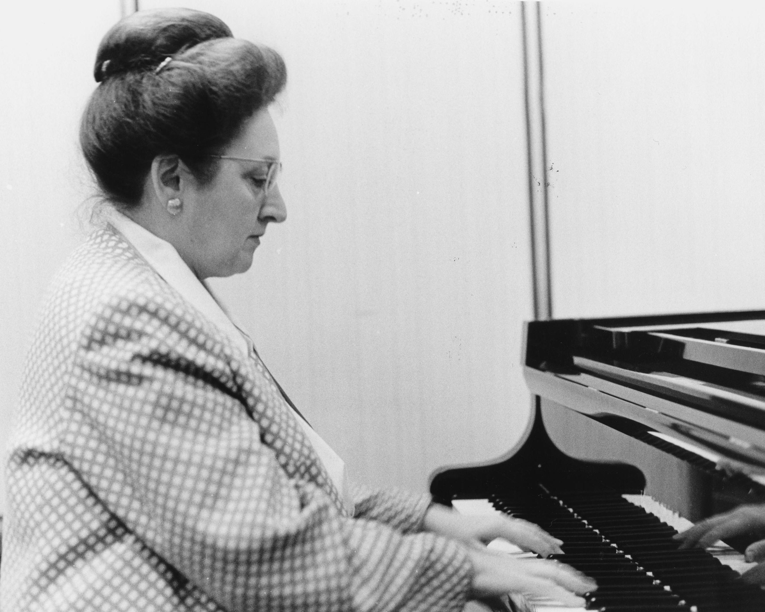Schwarz-Weiß-Porträt von  Yvonne Loriod am Klavier sitzend