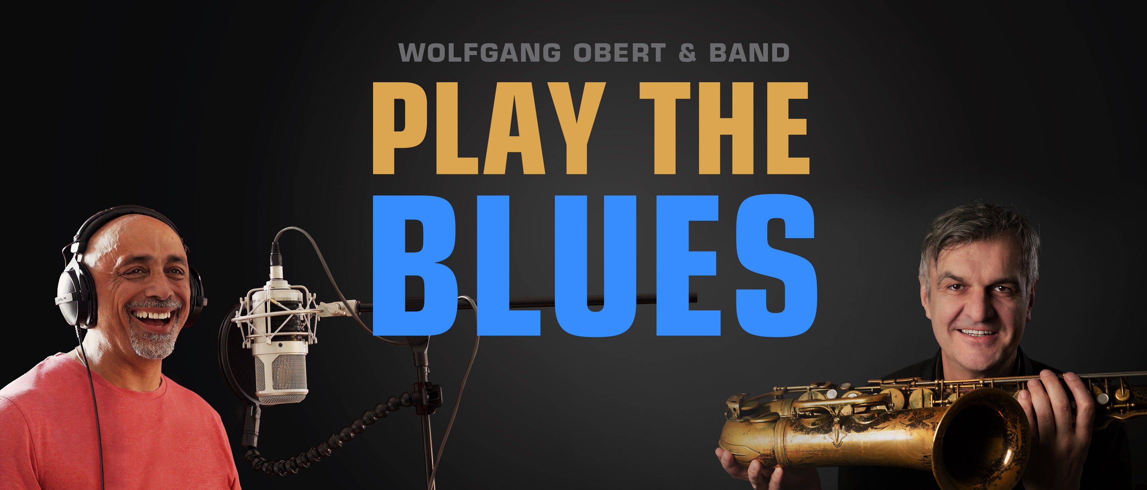Zwei lächelnde Männer, einer mit Kopfhörern und einem Mikrofon, der andere mit einem Saxophon in der Hand, dazu der Text „WOLFGANG OBERT & BAND PLAY THE BLUES» auf dunklem Hintergrund.