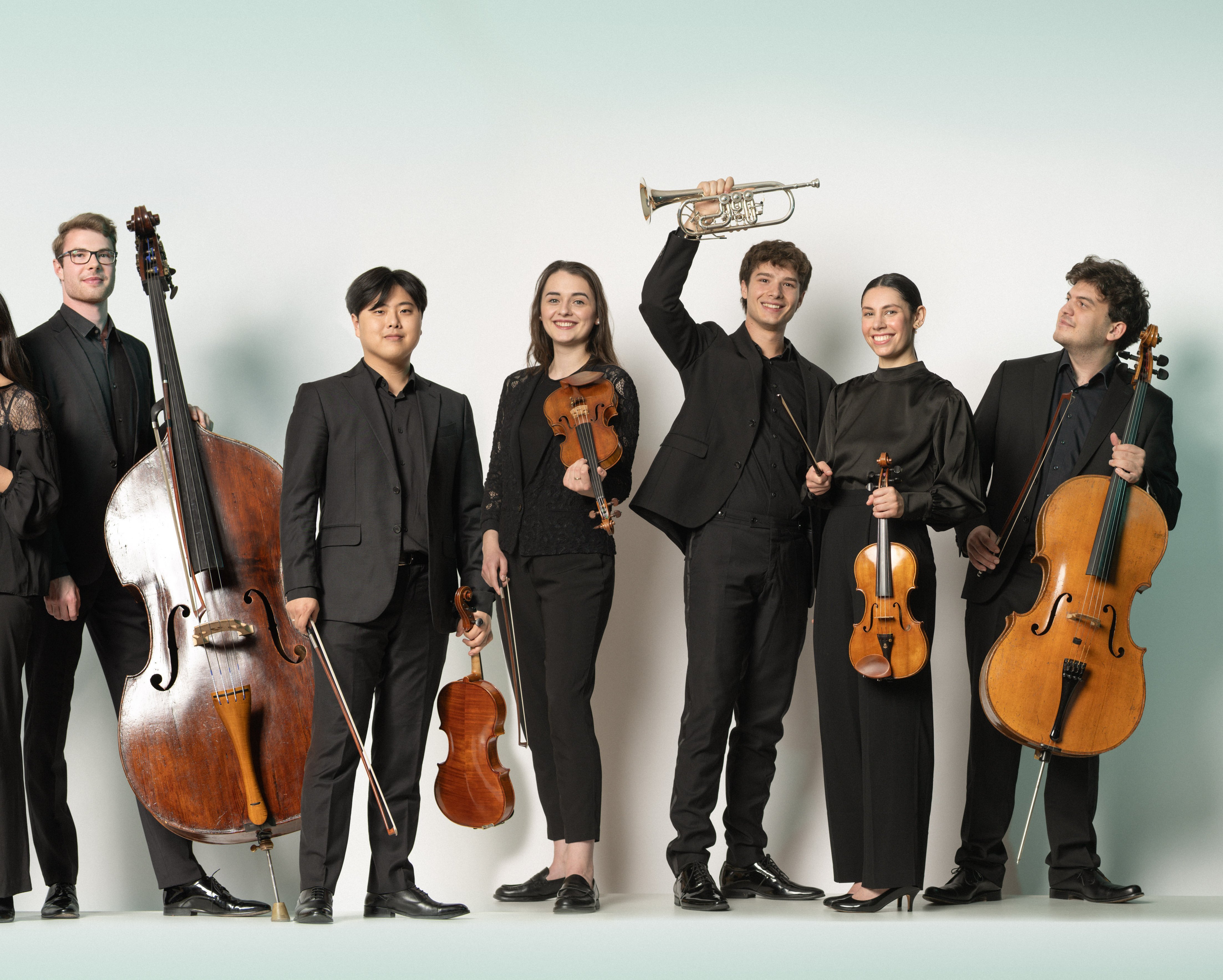 Junge Musiker*innen sind mit ihren Instrumenten nebeneinander aufgereiht