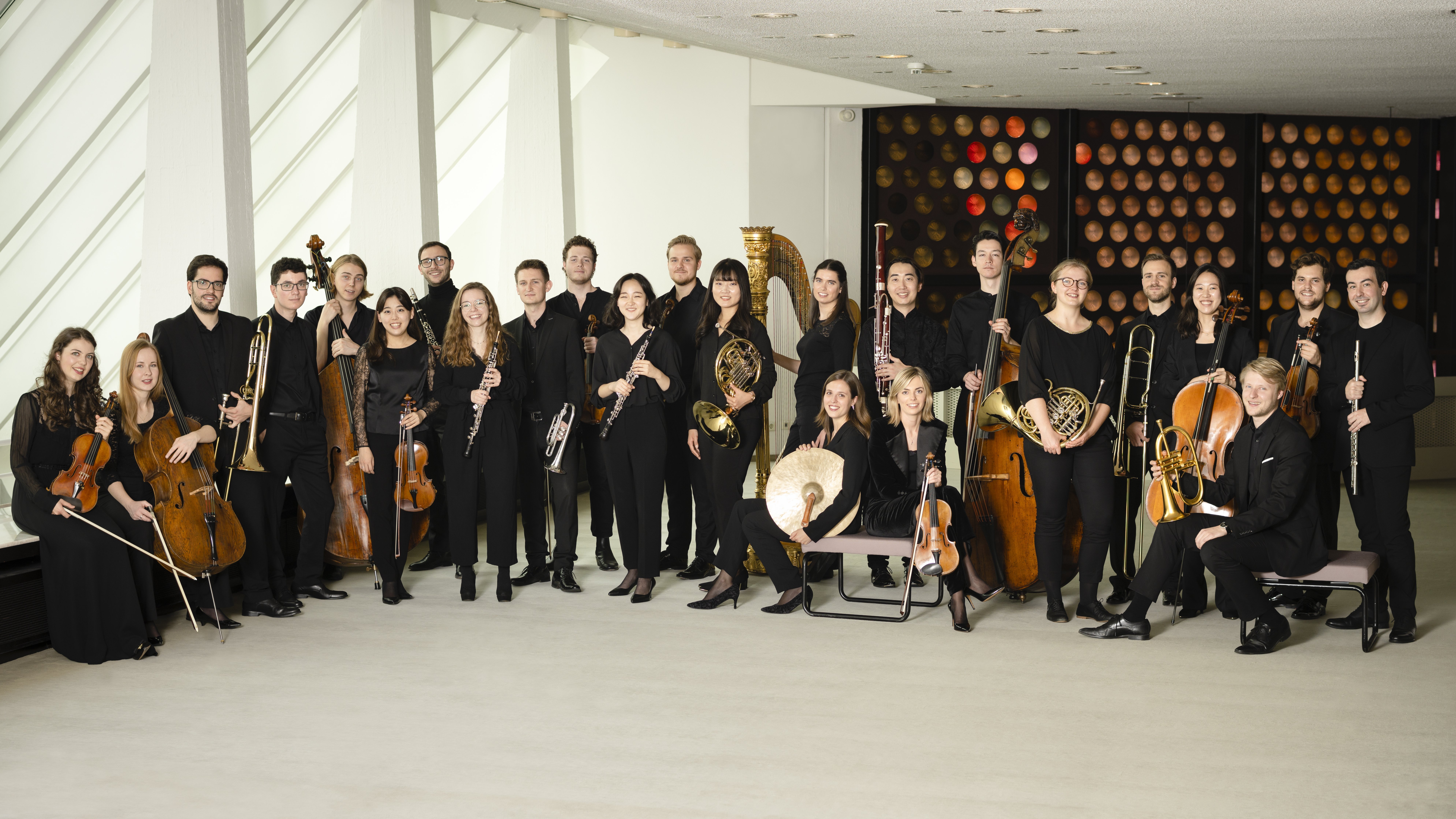 Group photo of the scholarship holders of the Karajan-Akademie.