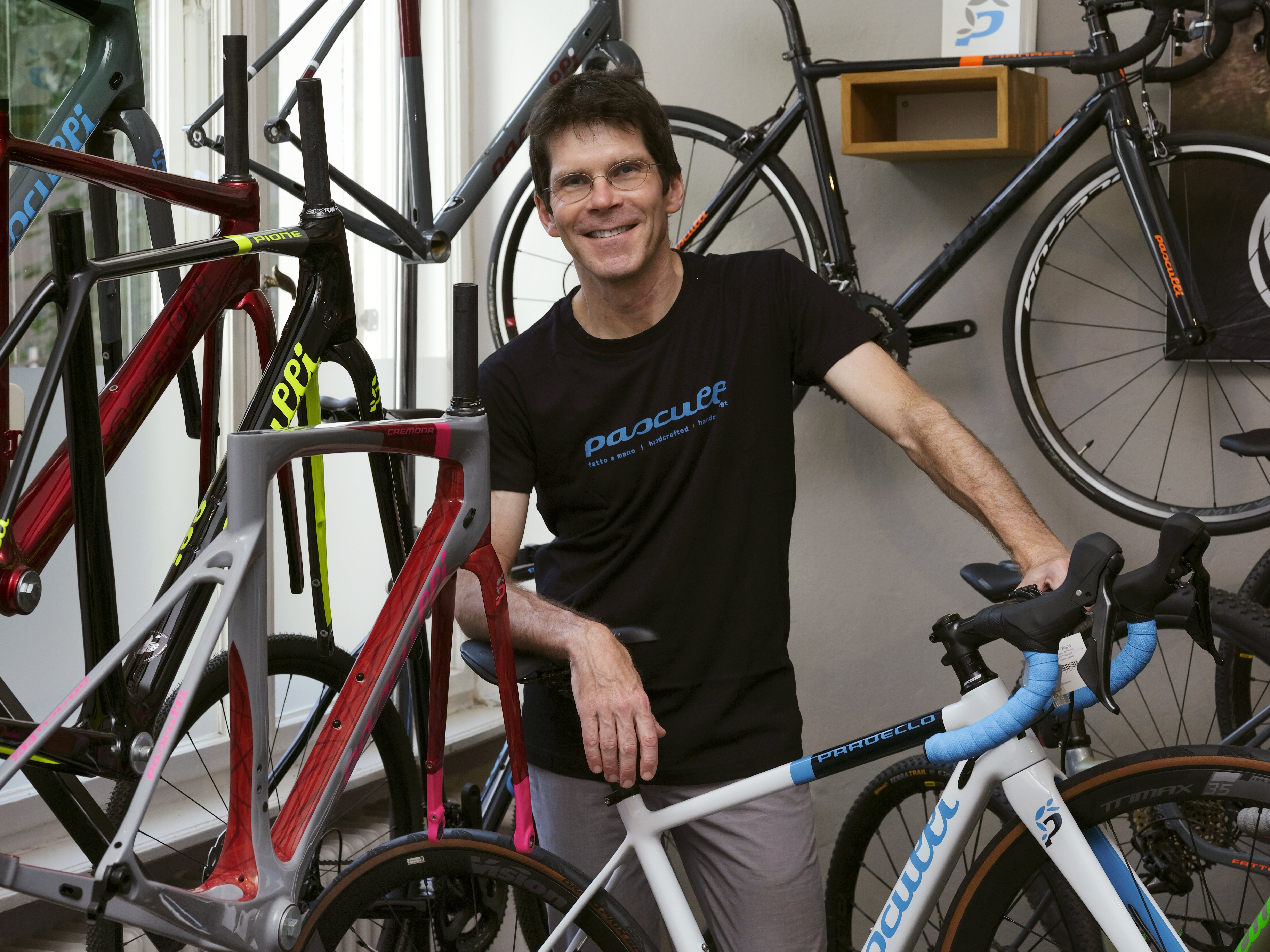 Christoph Hartmann vor seinen Fahrrädern