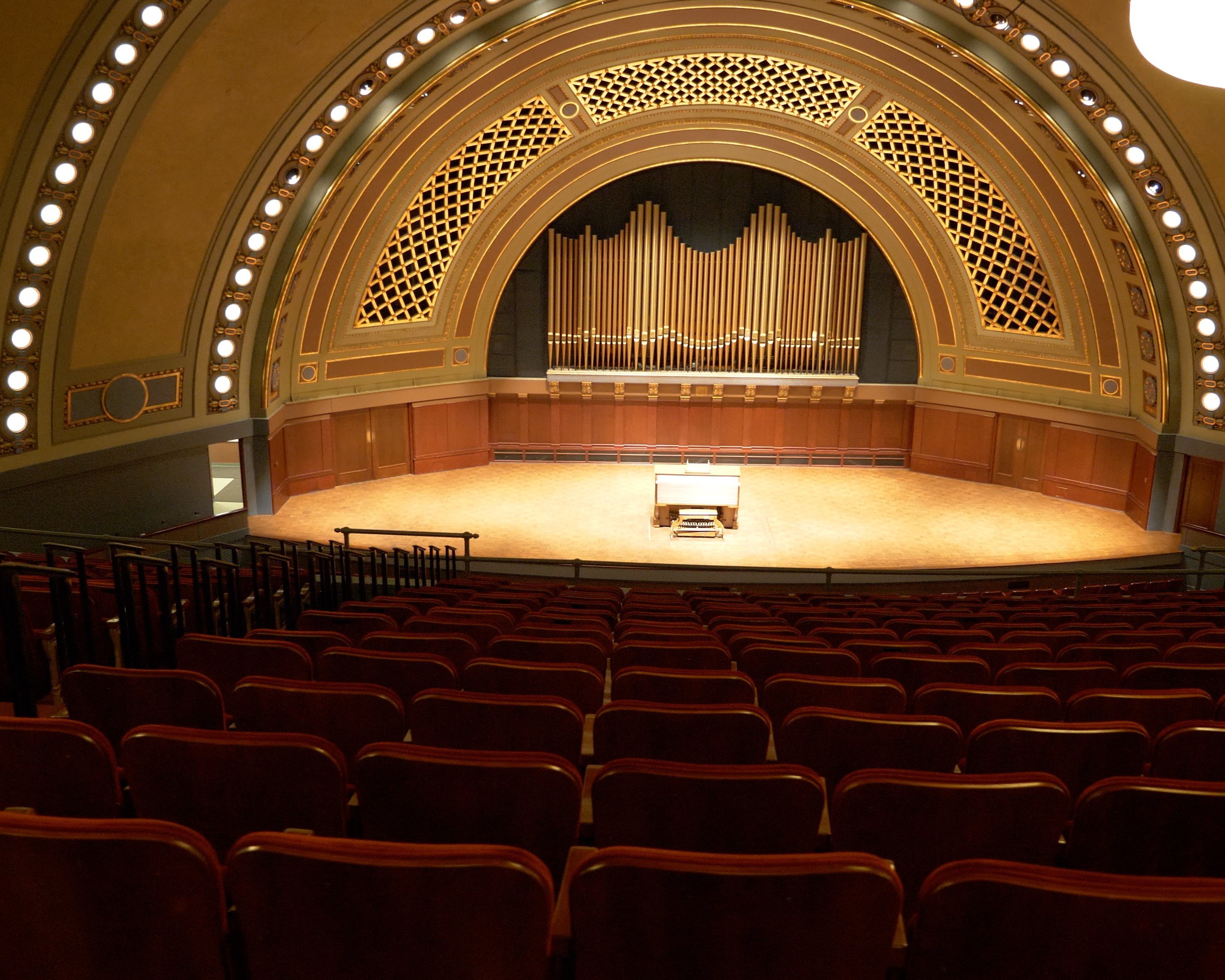 Konzertsaal Ann Arbour mit beleuchteter Kuppelbühne