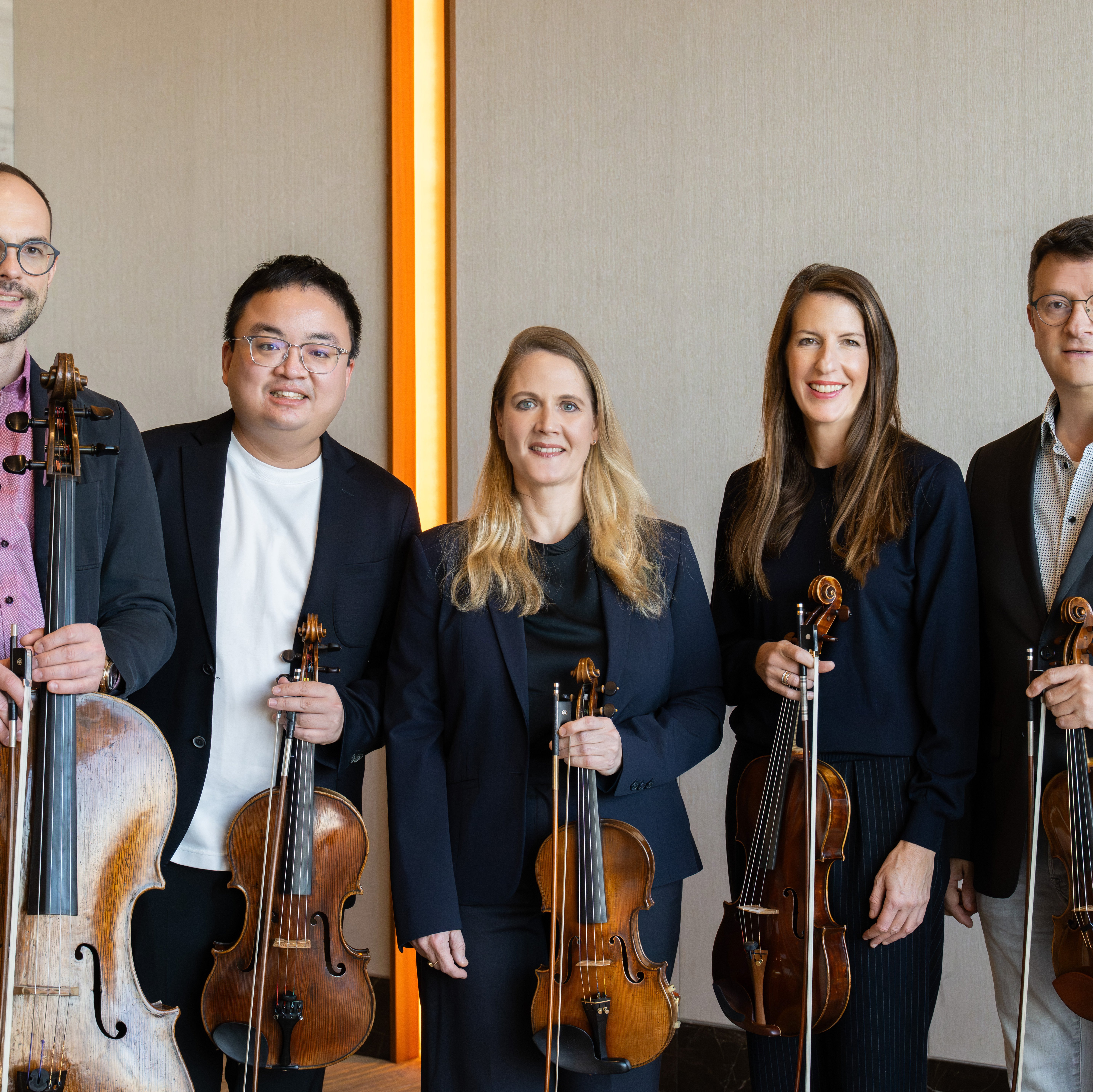 Fünf Streicher mit Instrumente