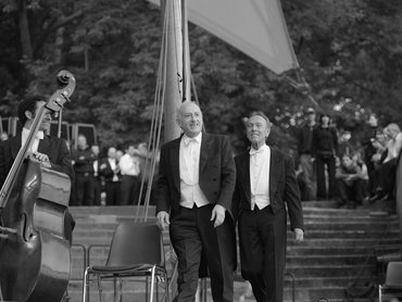 Maurizio Pollini and Claudio Abbado on their way to the stage at the Waldbühne Berlin