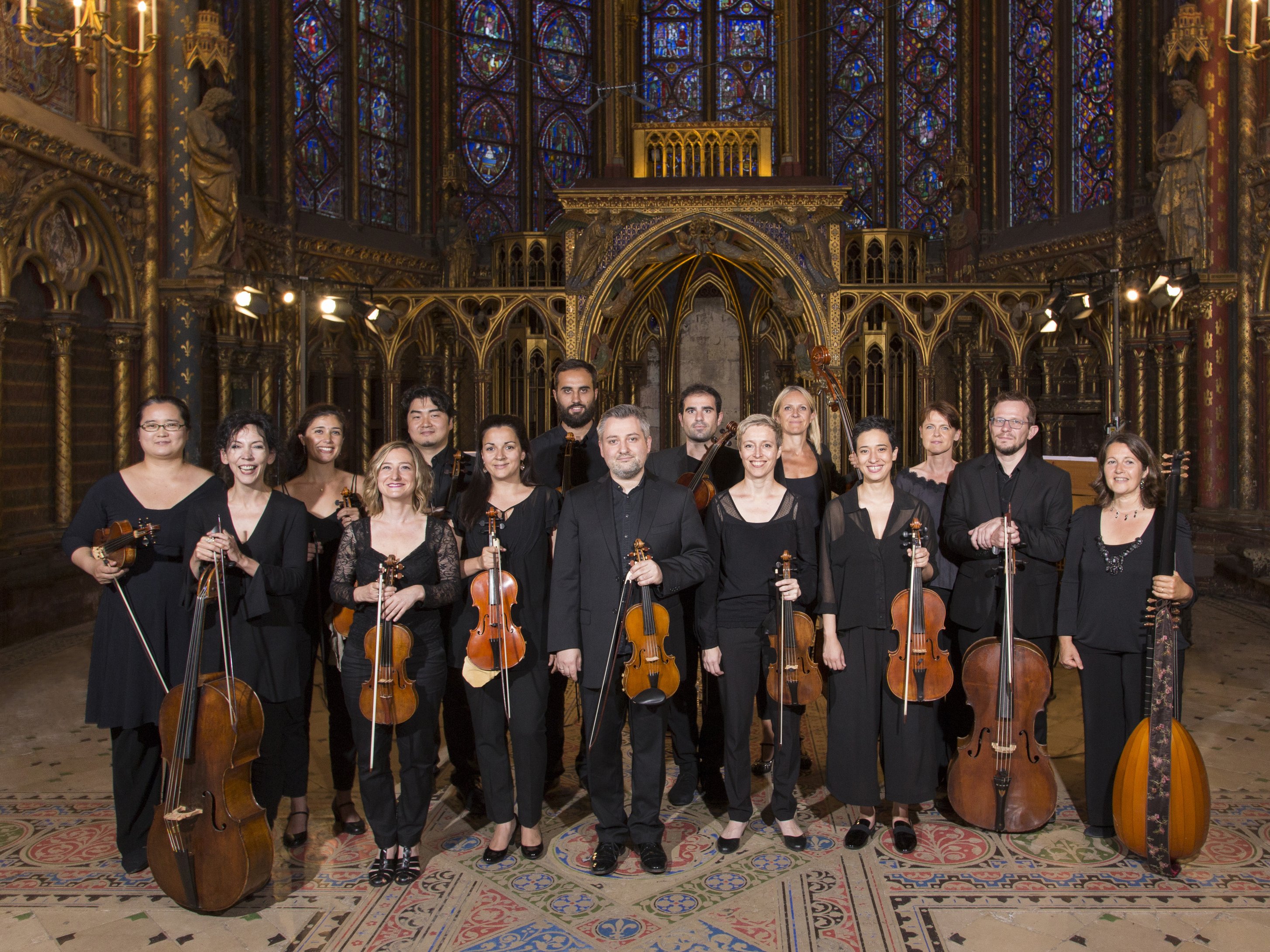 Gruppenbild der Musiker*innen in einer alten Kirche