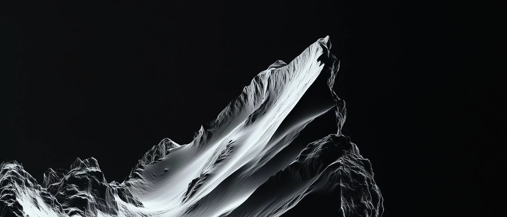 Schroffe, schneebedeckte Berggipfel erheben sich steil vor einem dunklen, schwarzen Hintergrund, wobei starke Schatten die dramatische und raue Beschaffenheit der Hänge betonen.