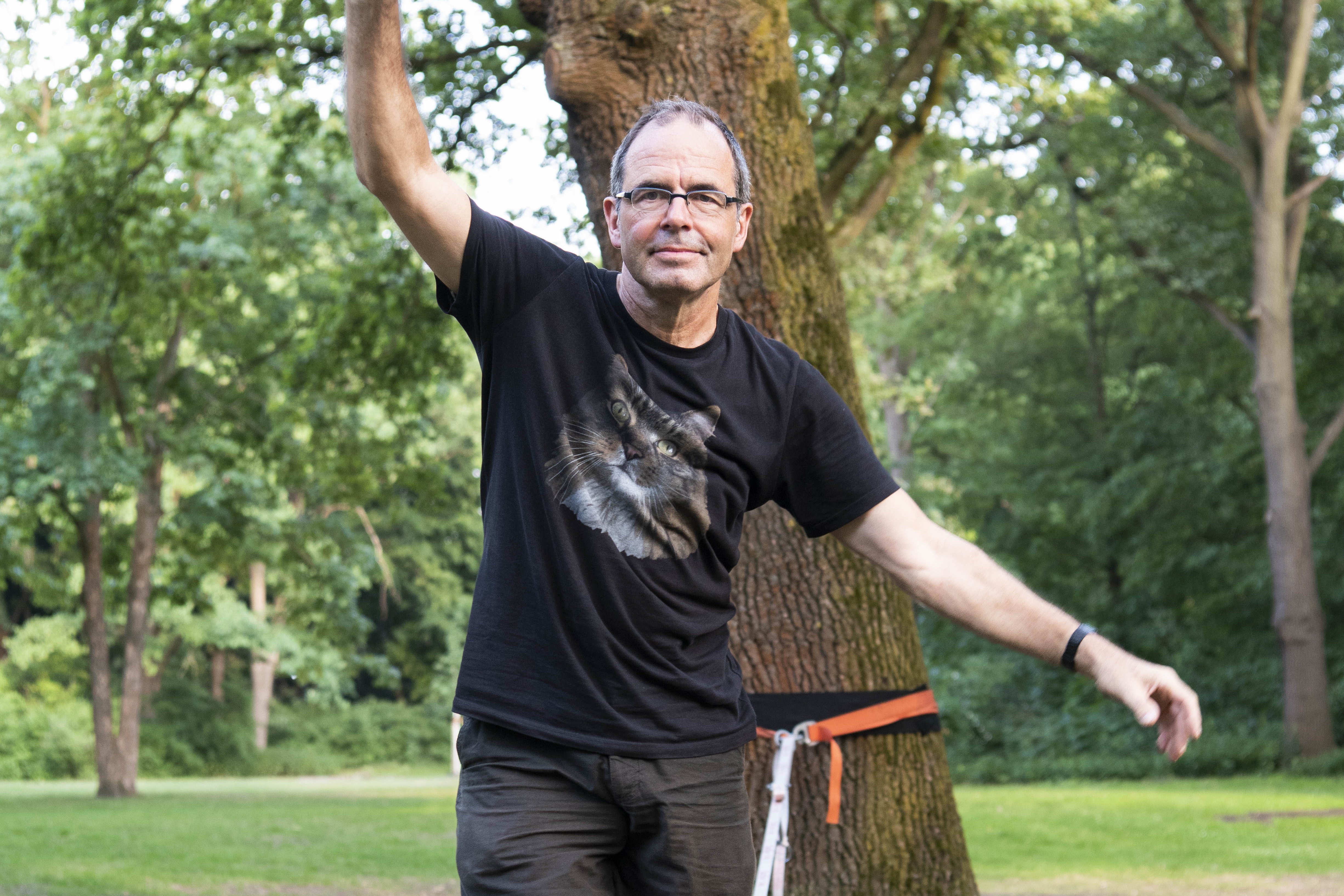 Martin Heinze balancing on the slackline
