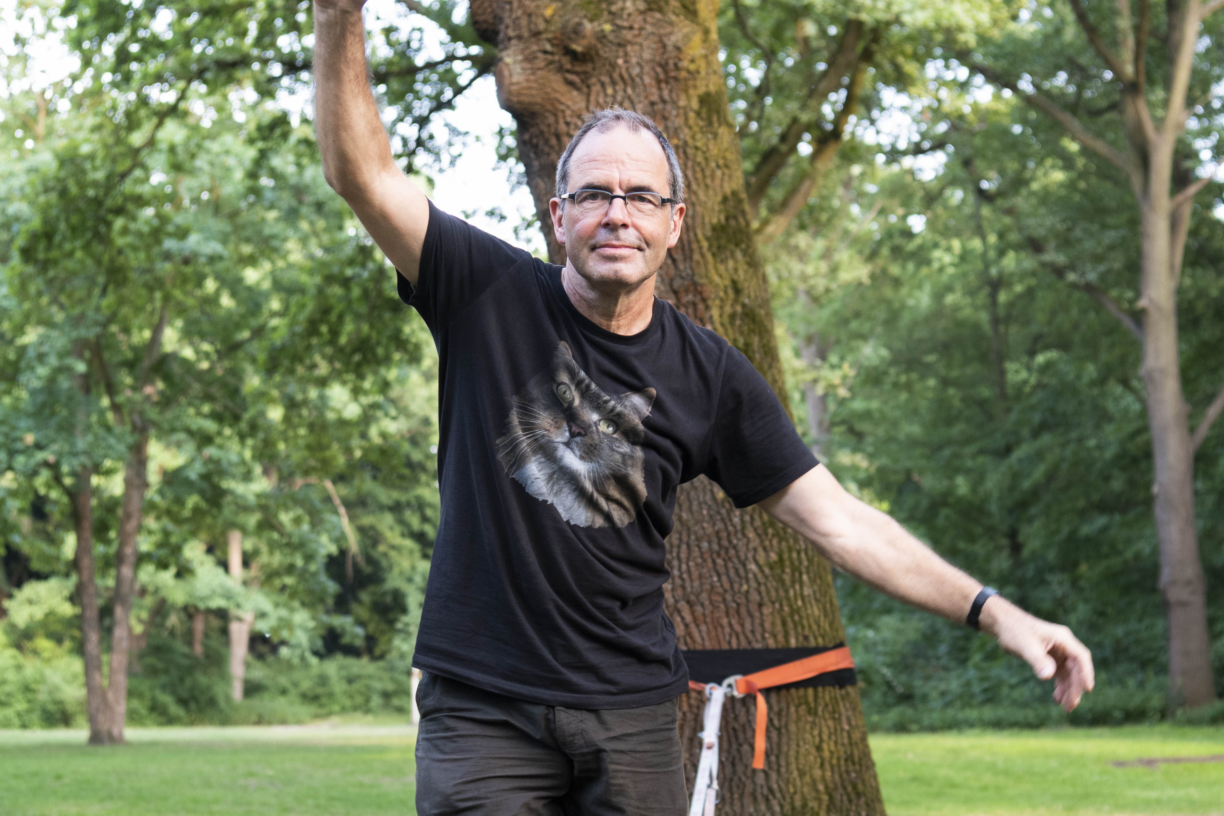 Martin Heinze balancieret auf der Slackline