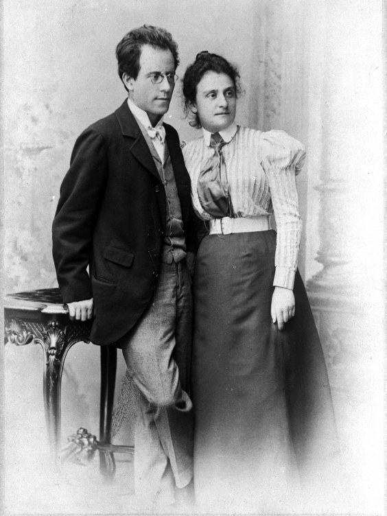 Gustav (links) und Justine Mahler (rechts), nebeneinander stehend und zur rechten Seite blickend.