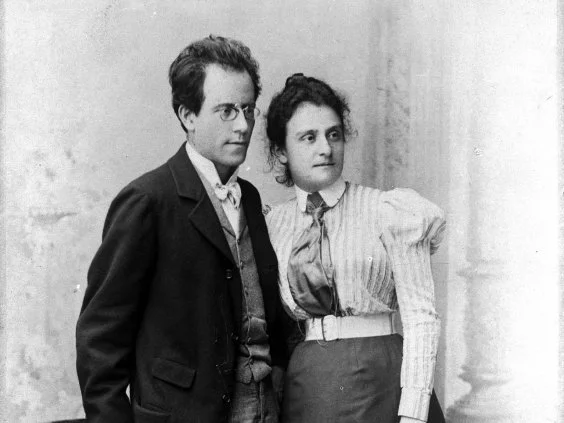 Gustav (links) und Justine Mahler (rechts), nebeneinander stehend und zur rechten Seite blickend.