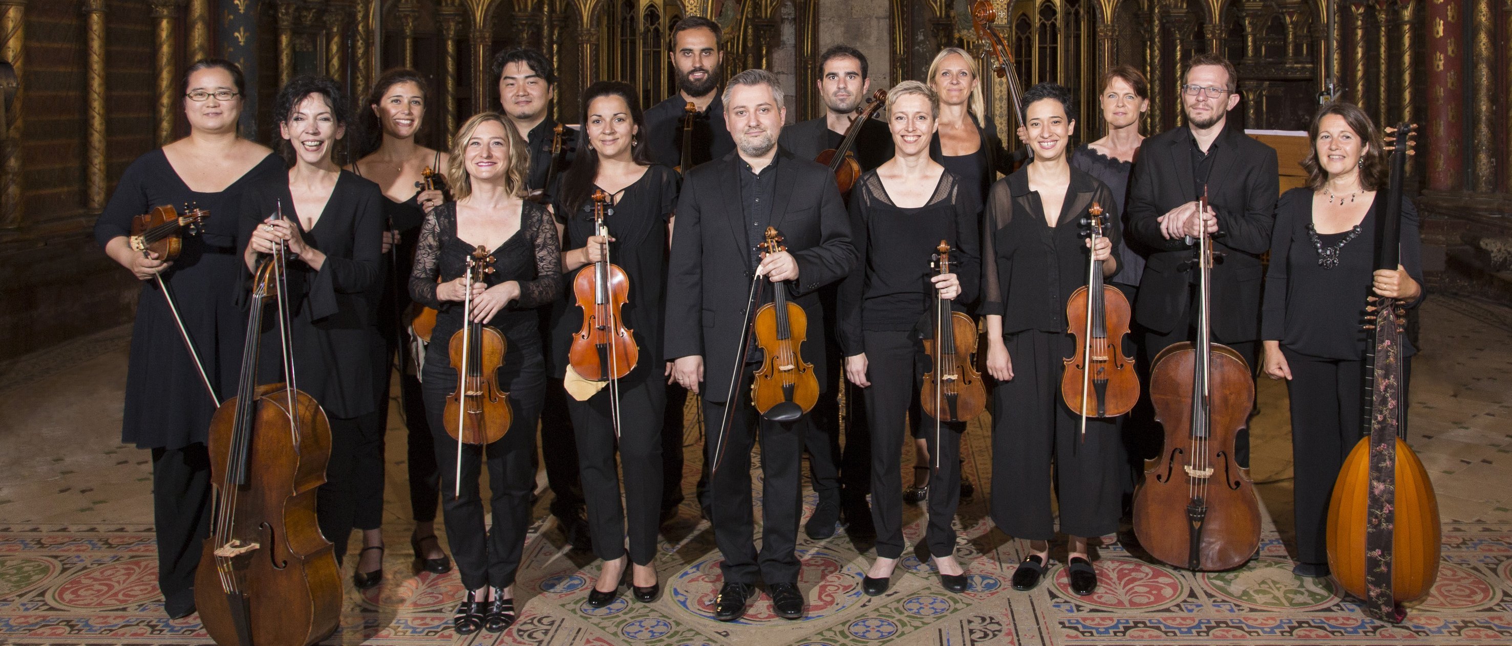 Gruppenbild der Musiker*innen in einer alten Kirche