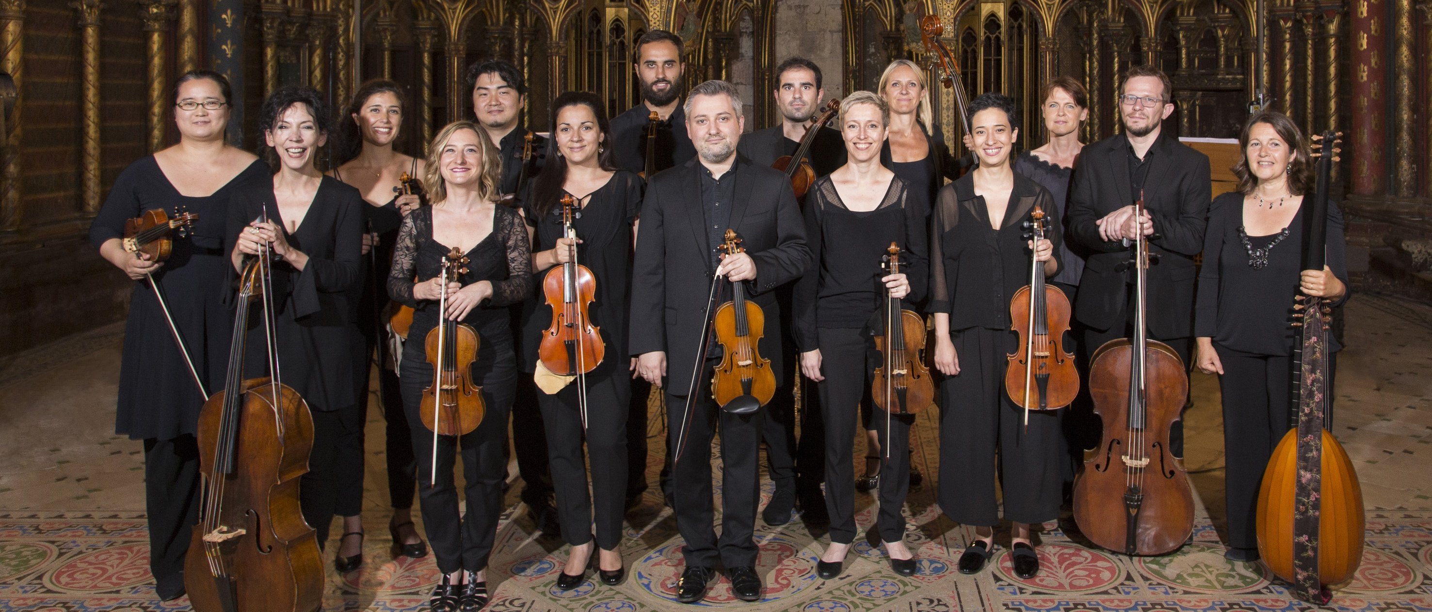 Gruppenbild der Musiker*innen in einer alten Kirche